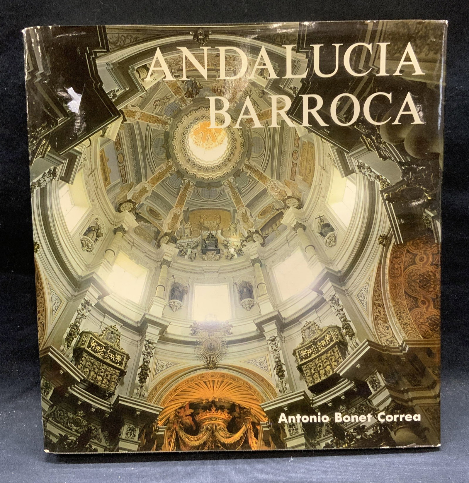 Andalucia Barracoa Architecture Book Illustr: Andalucia Barracoa by Antonio Bonet Correa. Written in Spanish. Published by Ediciones Poligrafa, year unknown. 100+ illustrations. Measures approx. 11 x 10.5 inches. Wear to cover, pages, and spine c