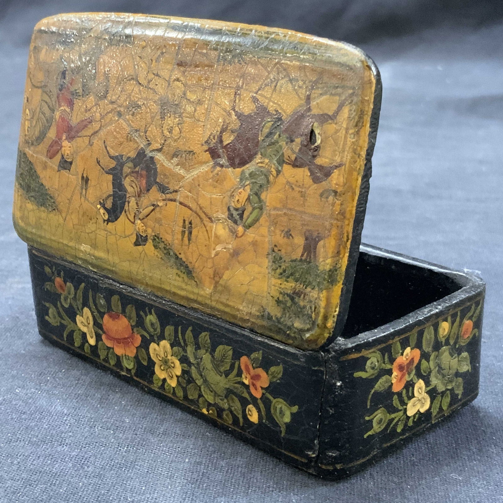 Vtg Russian Lacquer Ware Hand Painted Trinket Box (1 of 8)