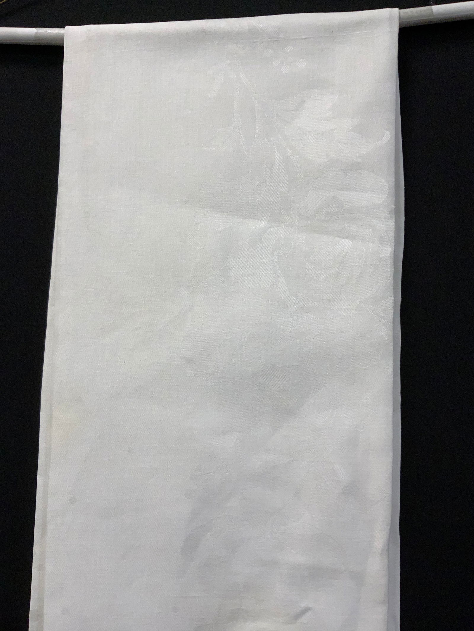 Pressed White Linen Tablecloth w Roses (1 of 8)