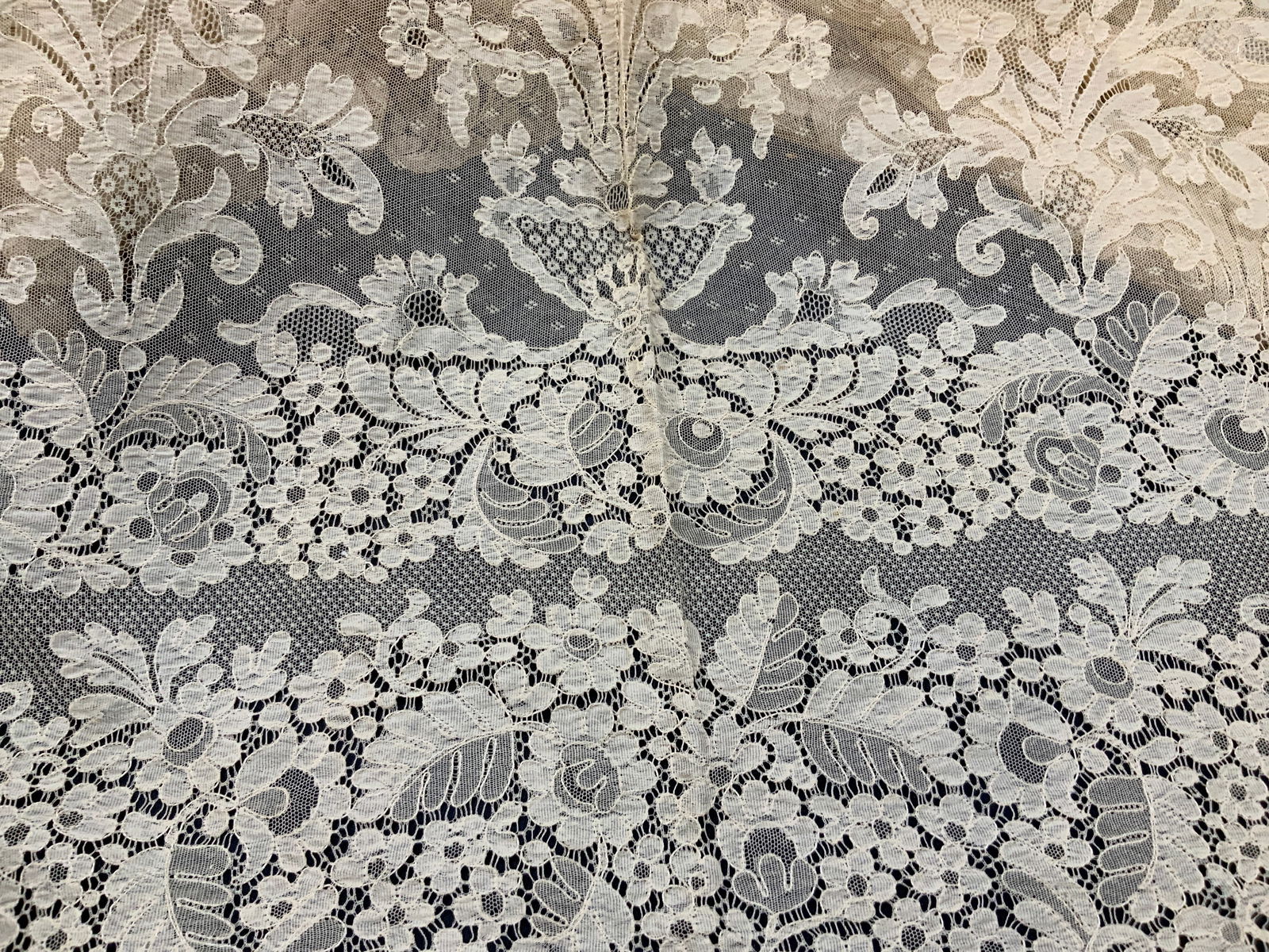 Vtg Linen & Lace Tablecloth (1 of 9)