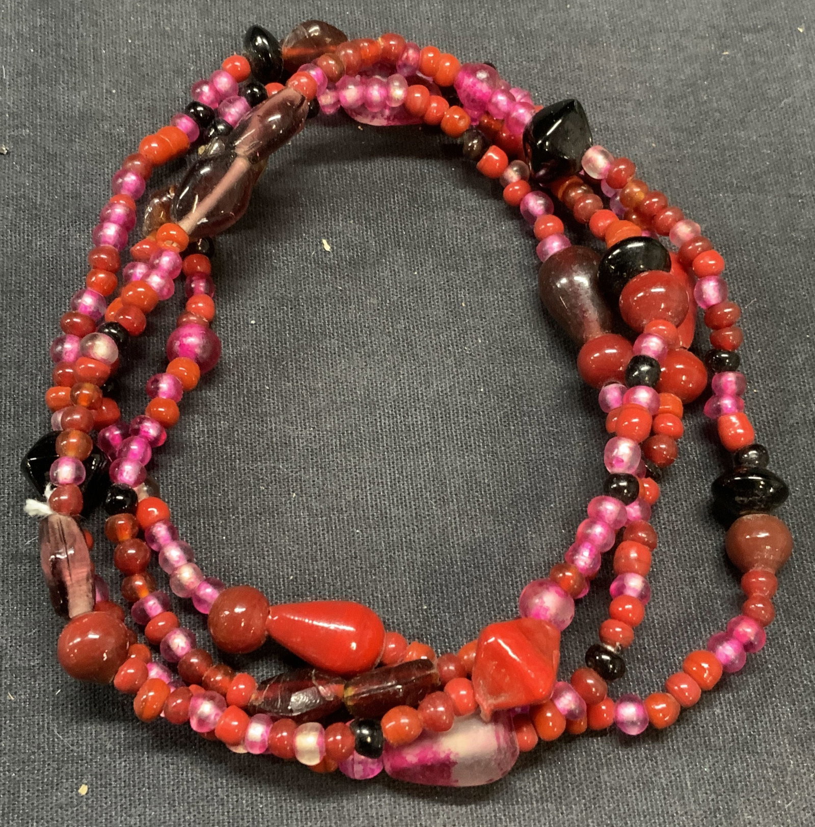Vintage Pink & Red Art Glass Beaded Necklace: Vintage pink and red toned art glass beaded necklace. Drop length approx. 21.5 inches. Some scratching observed. Estate jewelry, costume jewelry, fashion jewelry, cocktail jewelry, accessories, fashio
