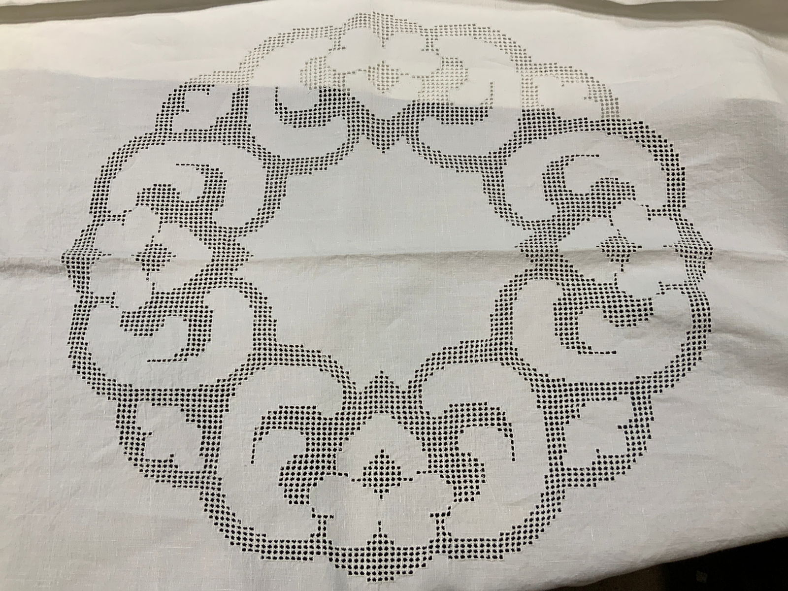 Vtg Crochet Linen Tablecloth (1 of 7)