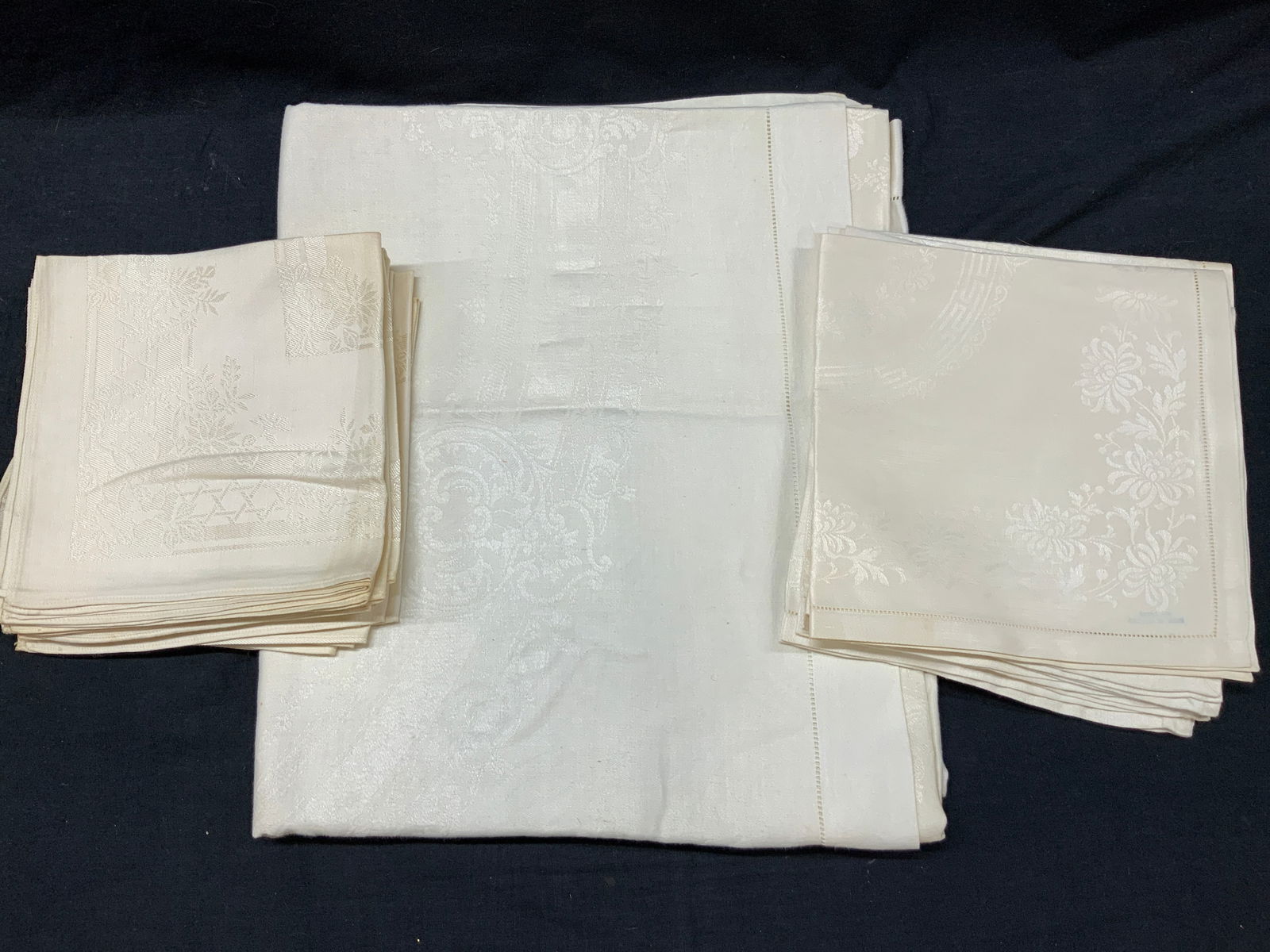 Lot 18 Linen & Cotton Tablecloth & Napkins (1 of 8)