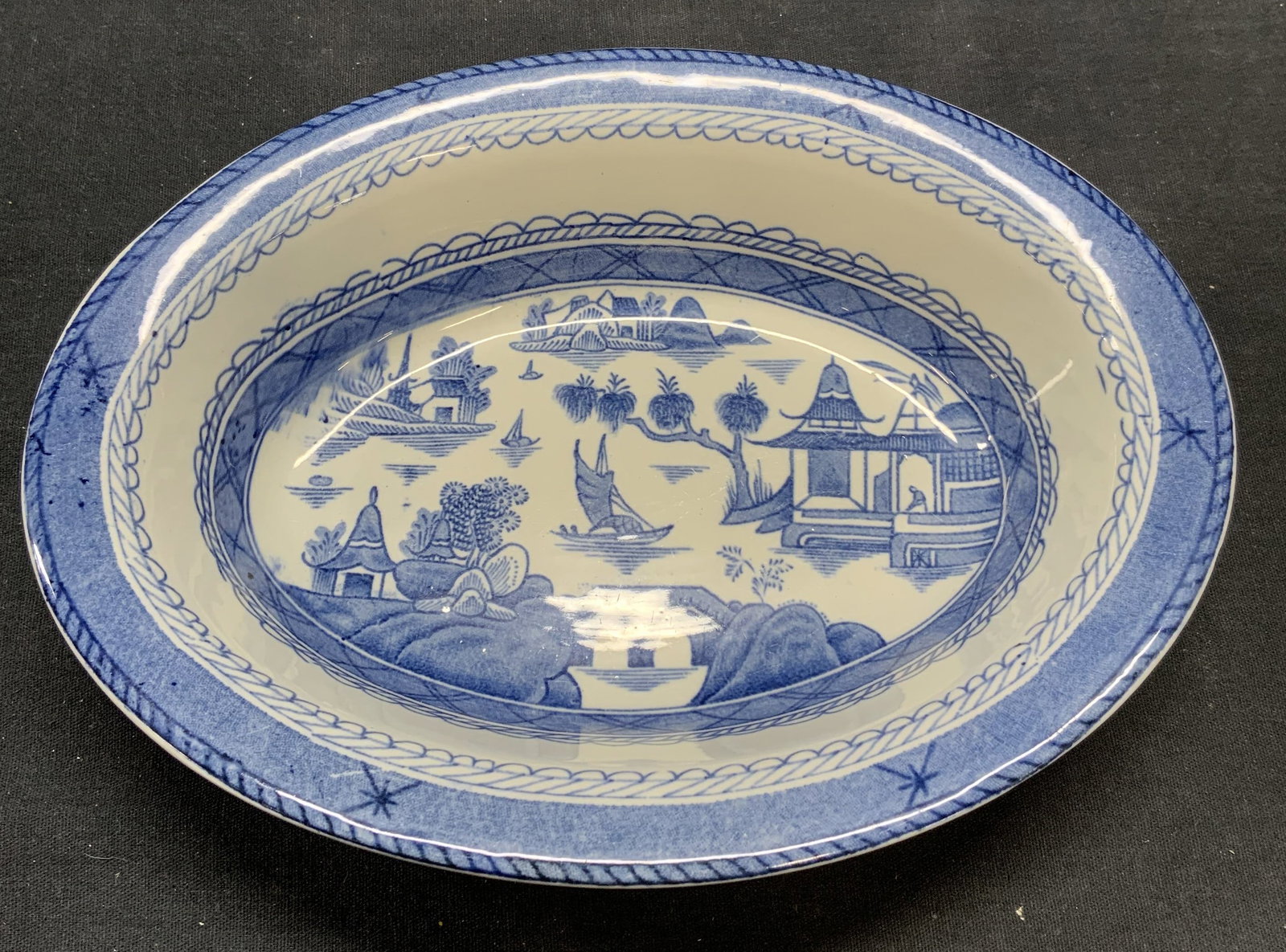 Vtg Wood & Son Blue & White Canton Bowl: Vintage Wood and Son Woods Ware ceramic oval bowl. Canton pattern in blue and white. Trademarked to underside. Measures approx. 8.75 x 6.75 x 1.75 inches. Some surface wear including scratching and sm