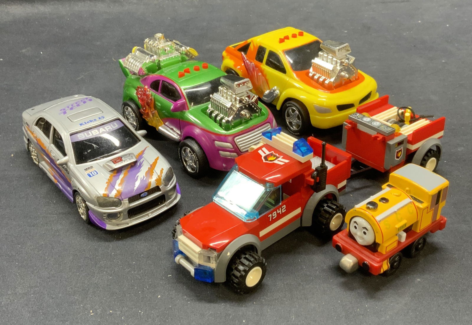 Lot 5 Gullane Thomas Toy Train & Cars (1 of 8)