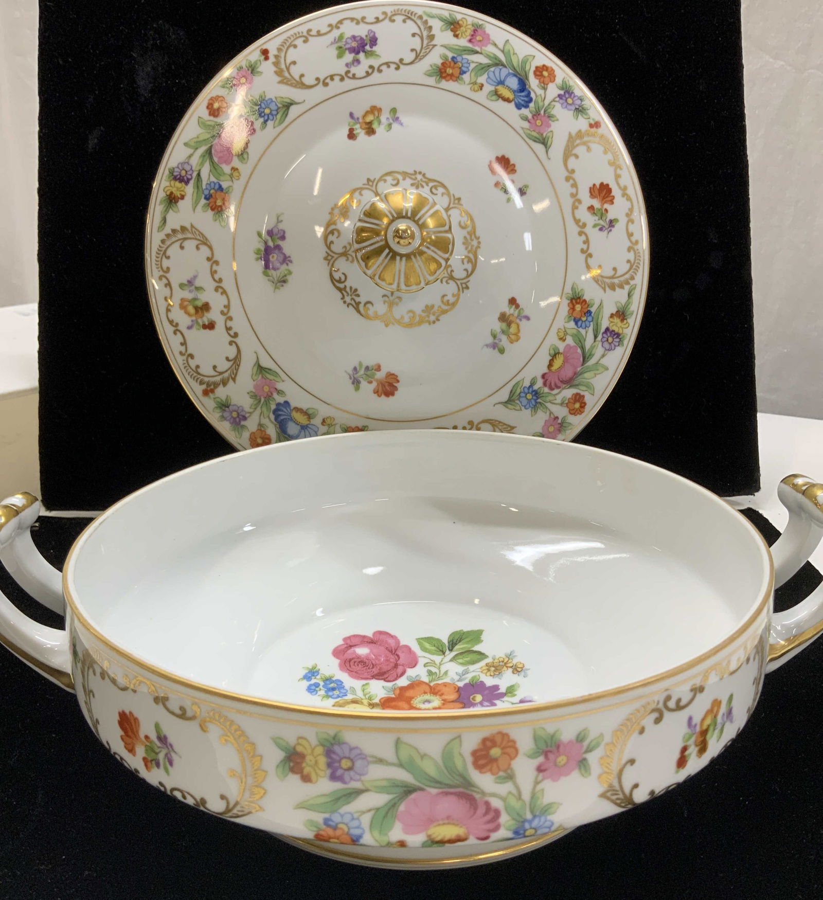 NORITAKE Porcelain Side Serving Lidded Bowl Japan: Victorian inspired porcelain lidded bowl with flower and gilt decor. Marked NORITAKE Dresalda pattern no. 3849., Lovely gilt cartouches with colored flowers. Dual upward curved handles. Gilt final on