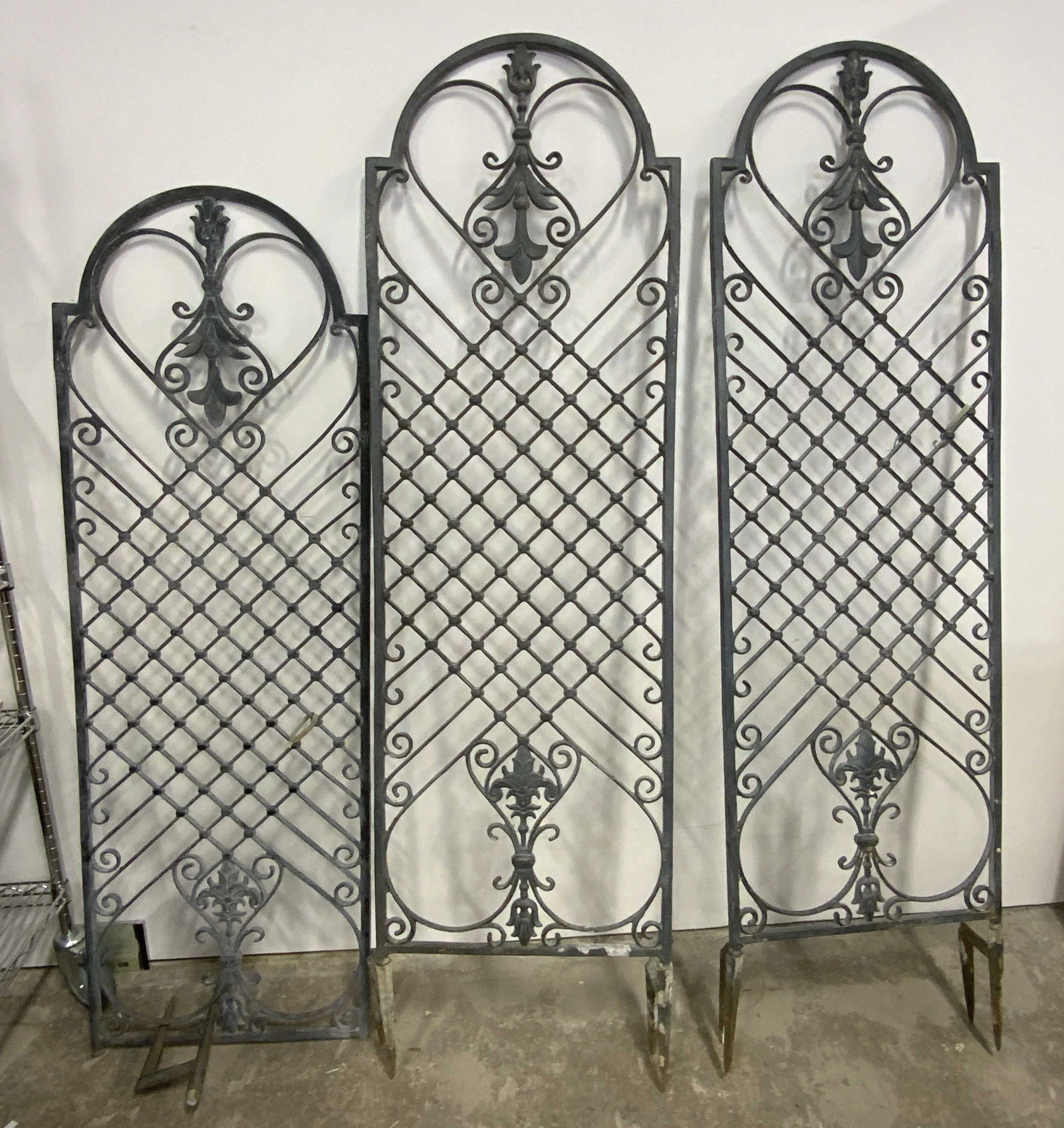 Set 3 Metal Fleur De Lis Garden Trellises (1 of 8)
