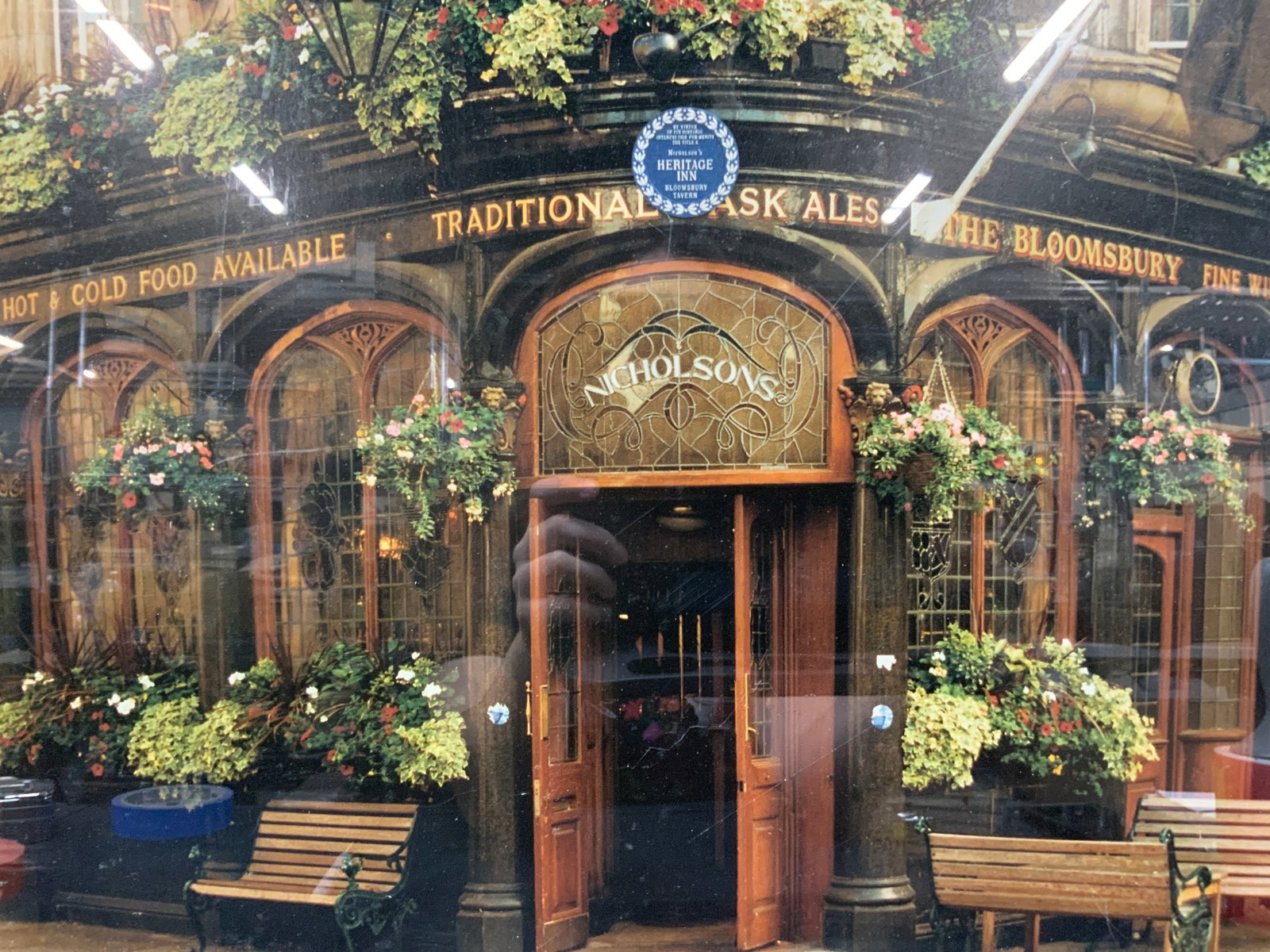 George Ferris The Bloomsbury Pub Advert 1998: Published by the McGraw group, copyright 1998, depicting the Bloomsbury pub, by George Ferris. A confer on with the name Nicholsons over the door. Framed in a green toned wooden frame, approx 19.5 x 2