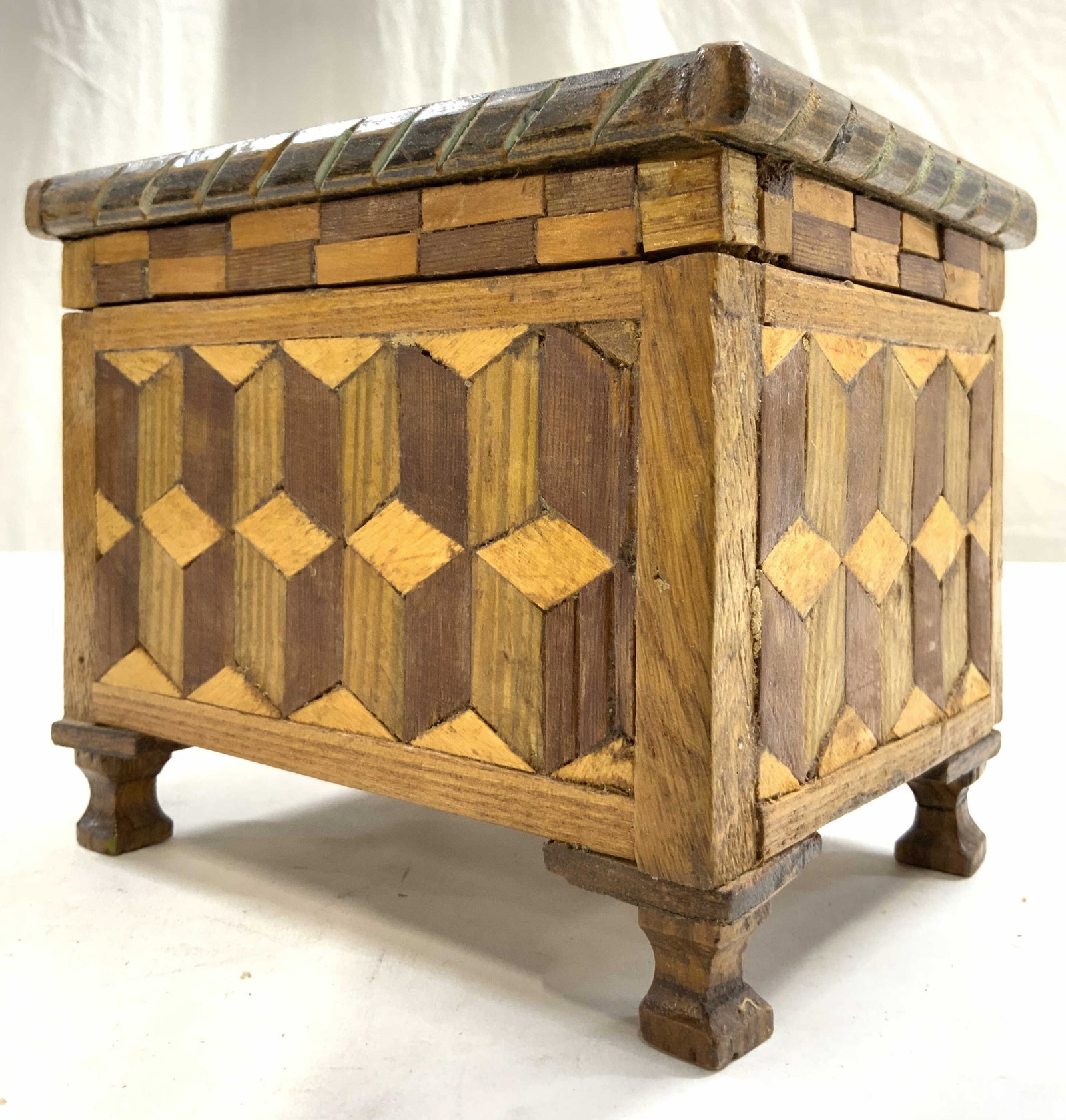 Antq Inlaid Footed Wooden Lidded Keepsake Box (1 of 7)