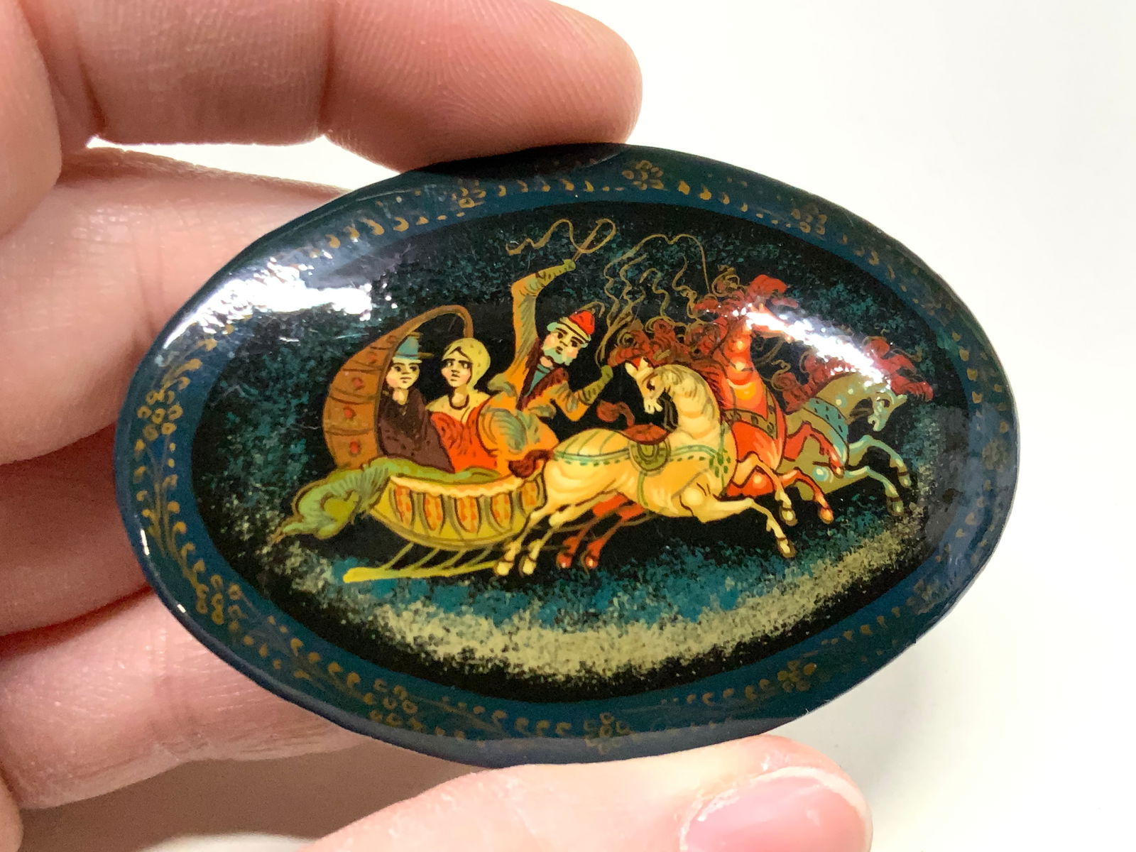 Vtg Hand Painted Russian Lacquerware Brooch (1 of 6)