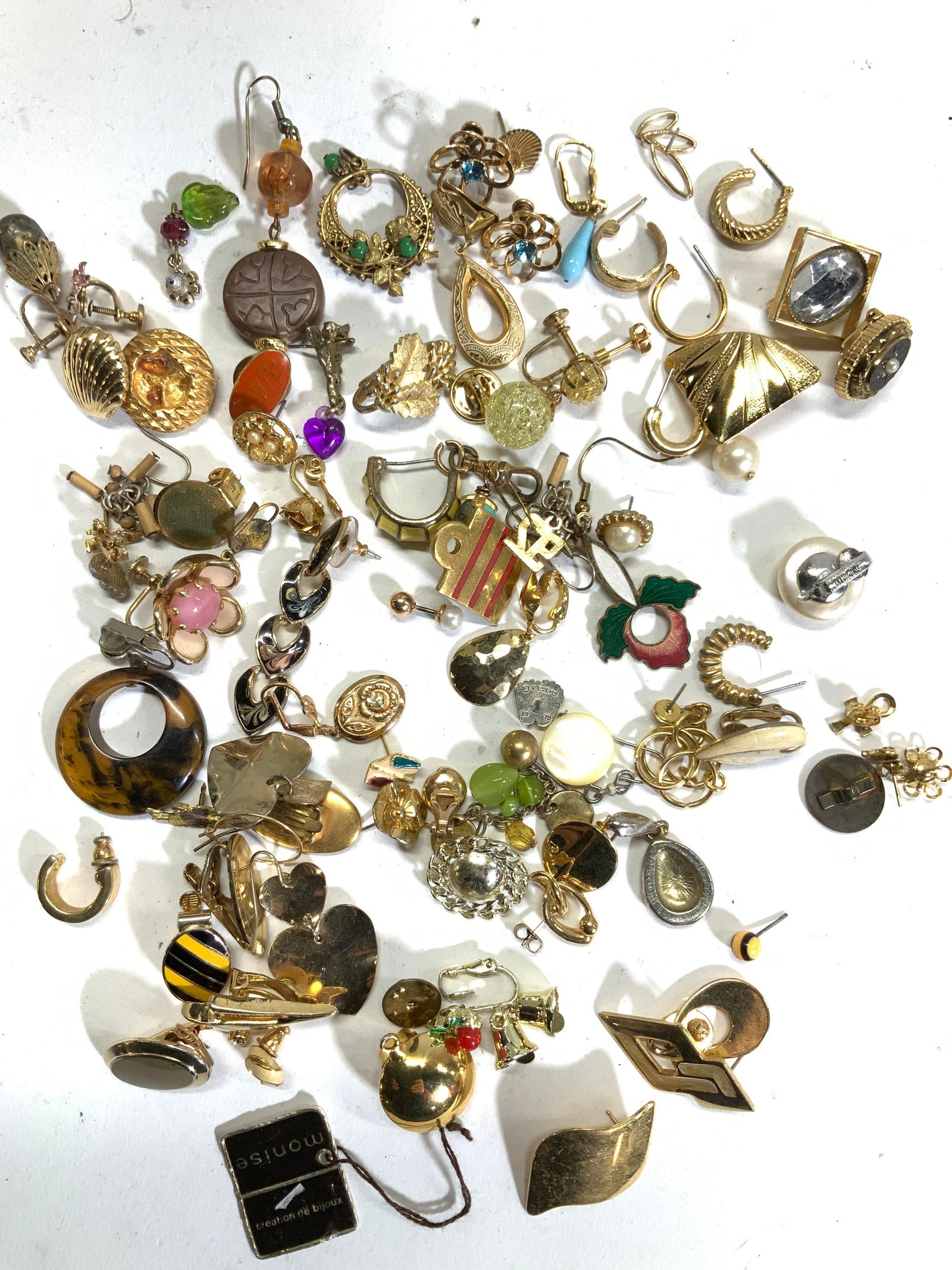 Jewelry Makers Lot Gold Tone Jewelry Pieces (1 of 6)