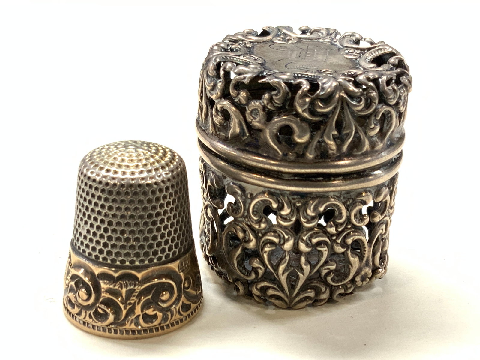 Vtg Sterling Silver Embossed Thimble W Case (1 of 8)