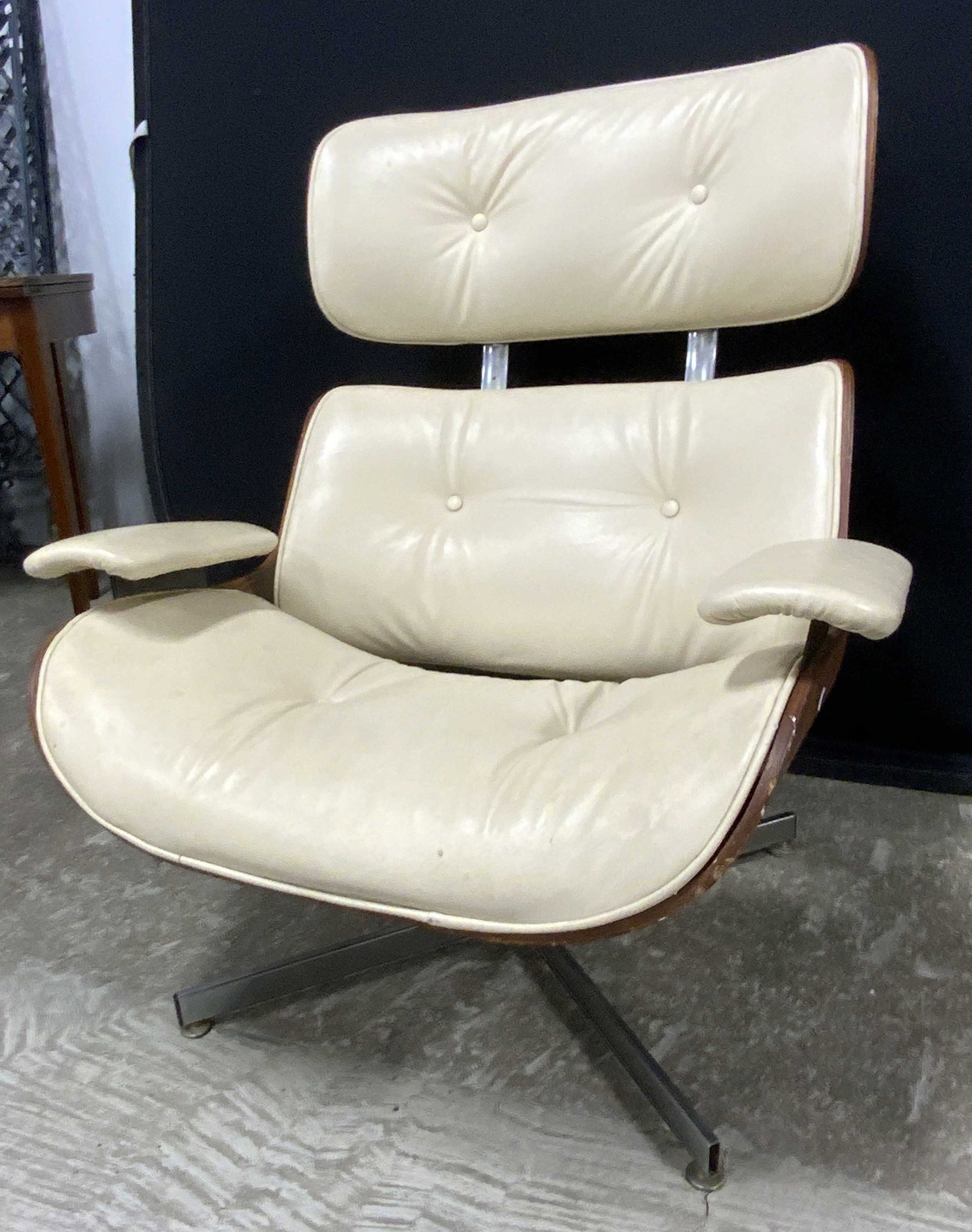 HERMAN MILLER EAMES MCM Armchair & Ottoman (1 of 10)