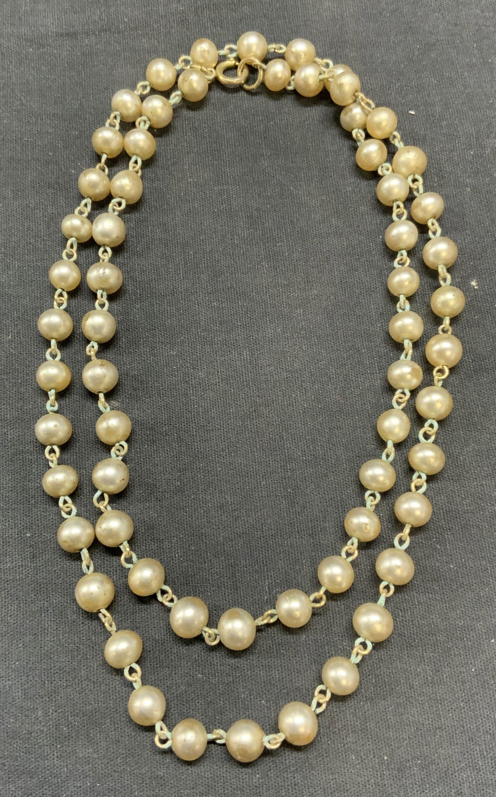 Vintage Silver Tone Faux Pearl Necklace: Vintage silver faux pearl beaded necklace. Drop length approx. 15 inches. Some surface wear including scratching observed. Estate jewelry, costume jewelry, cocktail jewelry, fashion jewelry, accessori