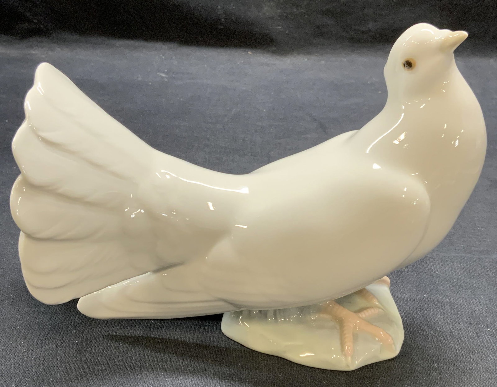 Vtg Lladro Porcelain Dove Figural, Spain: Vintage Lladro porcelain dove figural in white, trademarked to underside. Made in Spain. Measures approx. 6.5 x 3.25 x 5.25 inches. Some surface wear including scratching observed. Lladro, Lladro dove
