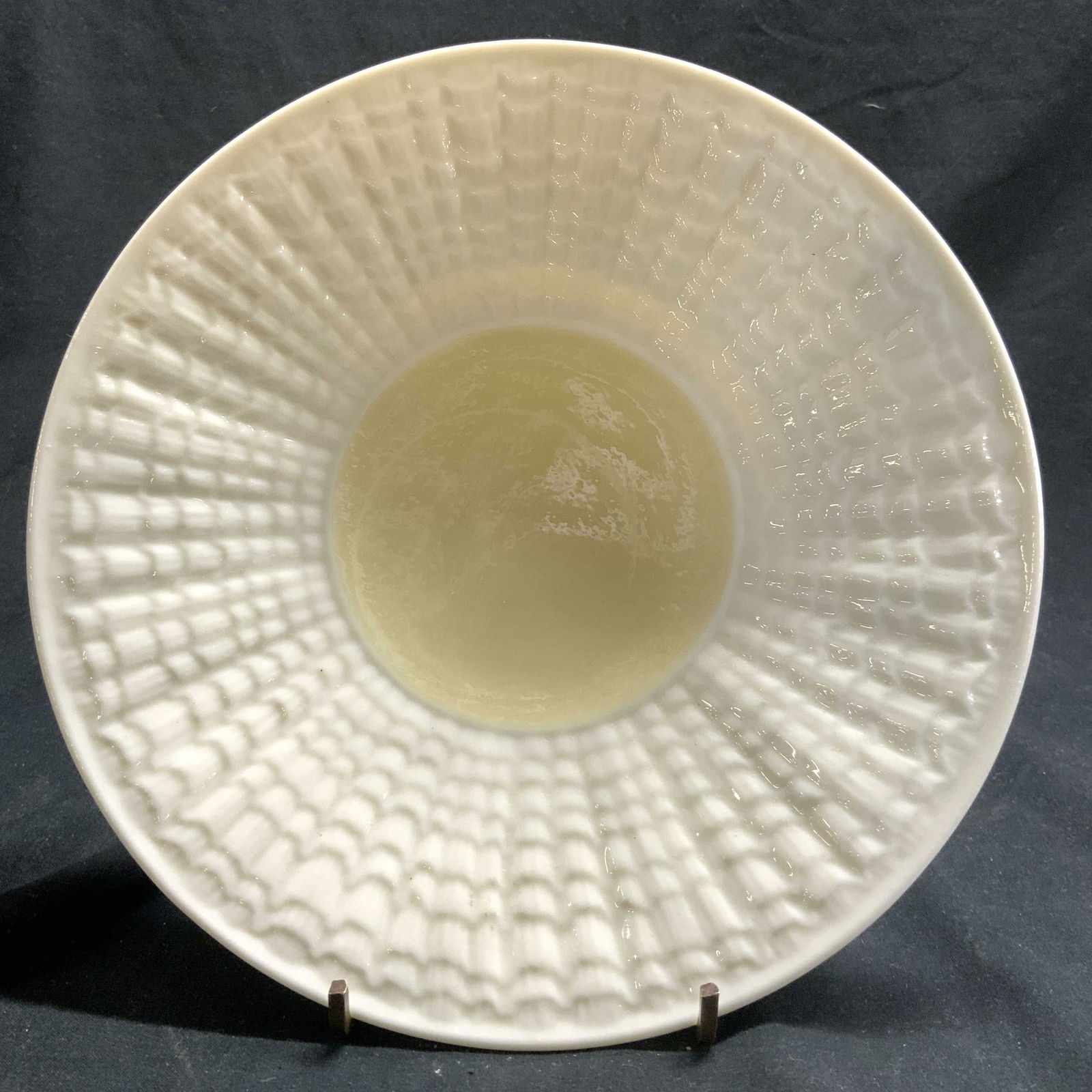 BELLEEK Porcelain Shell Motif Plate IRELAND (1 of 6)