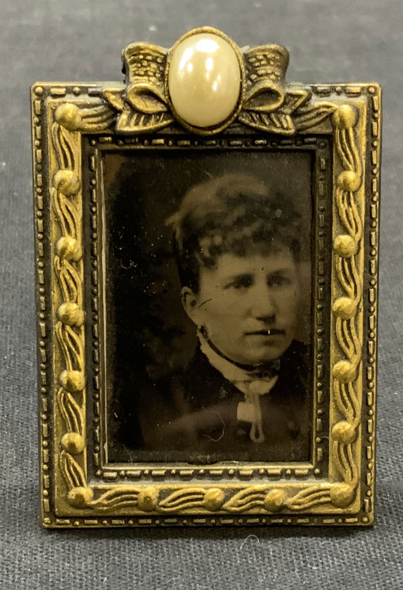 Vintage Brass & Faux Pearl Picture Frame (1 of 6)