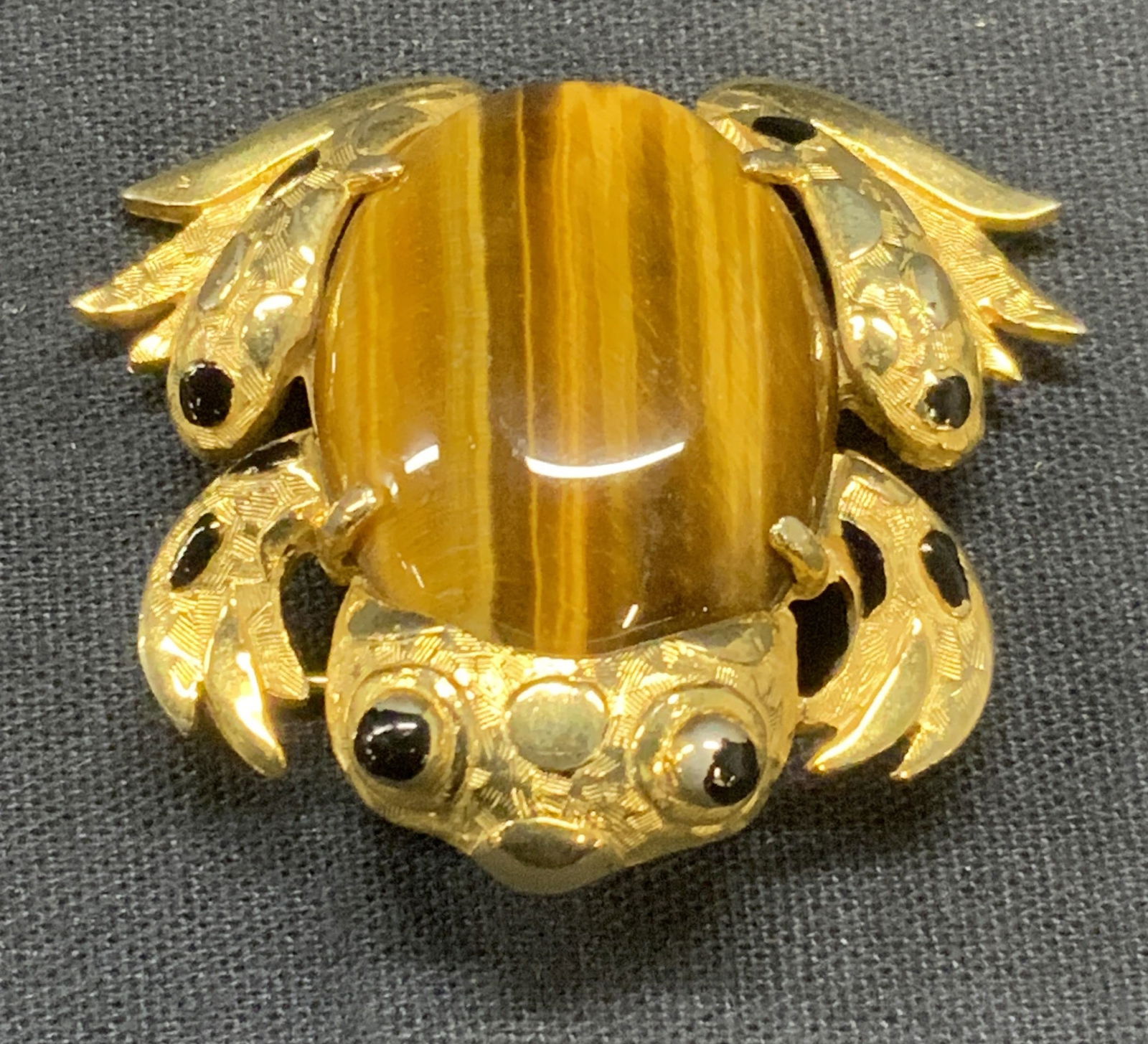 HATTIE CARNEGIE Gold Tn Tigers Eye Frog Brooch (1 of 6)