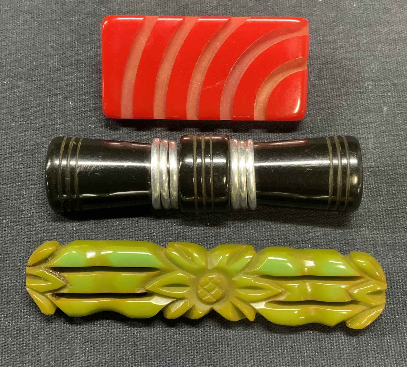 Lot 3 Vintage Carved Bakelite Brooches (1 of 7)