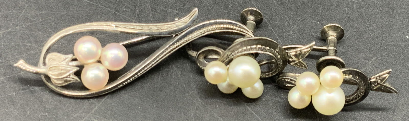 MIKIMOTO Sterling Silver Cultured Pearl Brooch &more: A signed K. MIKIMOTO TOKYO sterling silver cultured pearl brooch. The pearls have a light pink hue. Signed on reverse. Reverse possesses pin closure. Measures approx. 1.75L x .5W in. A pair of earring