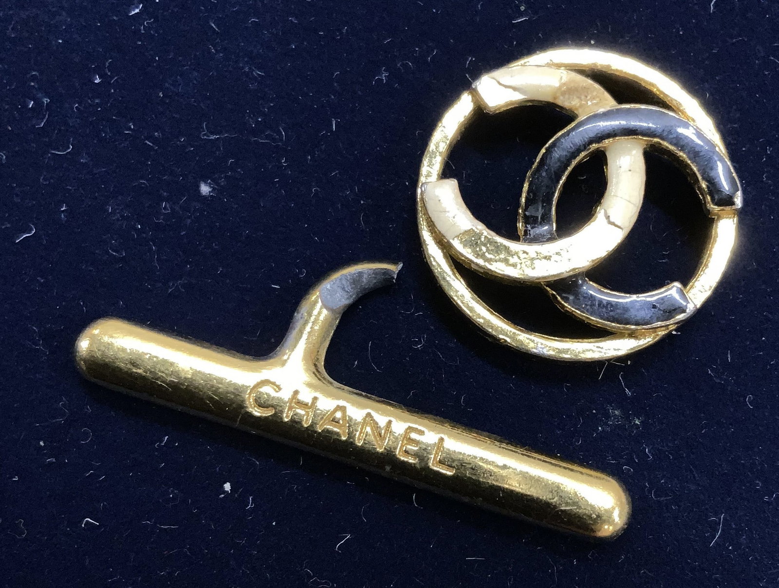 Signed Chanel Gold tone Toggle & CC Access, 2 (1 of 6)