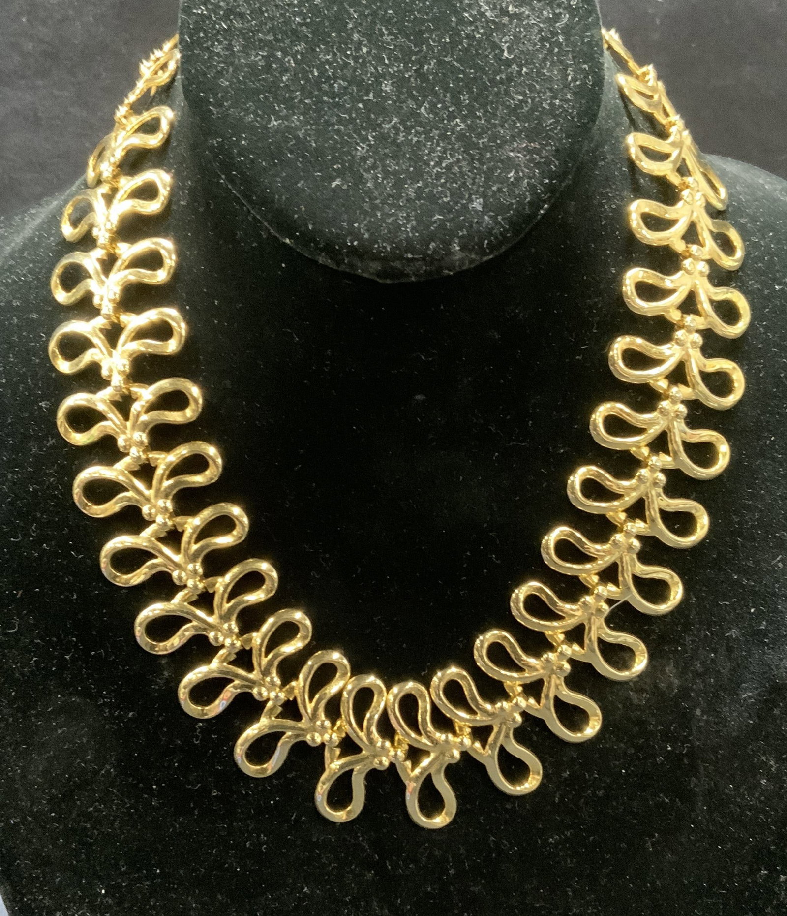 Gold Tone Sculptural Chain Choker Necklace: Gold tone choker necklace with sculptural chain. Drop length approx. 6.5 inches. Some scratching observed. Estate jewelry, costume jewelry, cocktail jewelry, fashion jewelry, accessories, fashion acce
