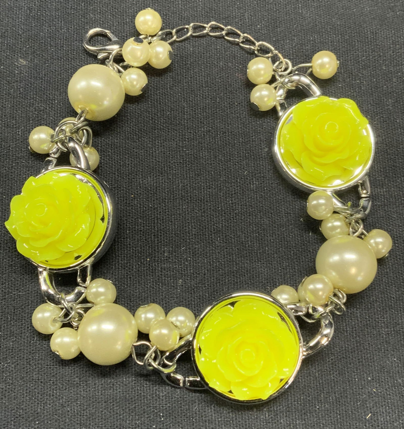 Silver Tn Faux Pearl Yellow Flower Bracelet: Silver tone faux pearl beaded bracelet with molded yellow lucite flowers. Measures approx. 8.5 inches long. Some scratching observed. Estate jewelry, costume jewelry, fashion jewelry, cocktail jewelry