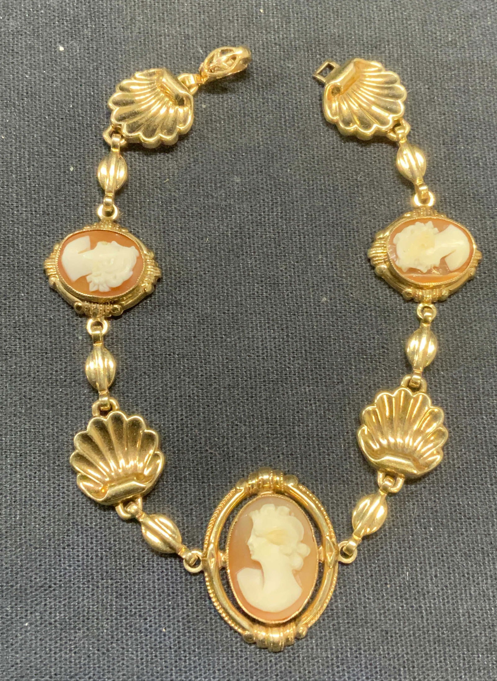 Esemco 14k Gold Shell Cameo Bracelet (1 of 6)