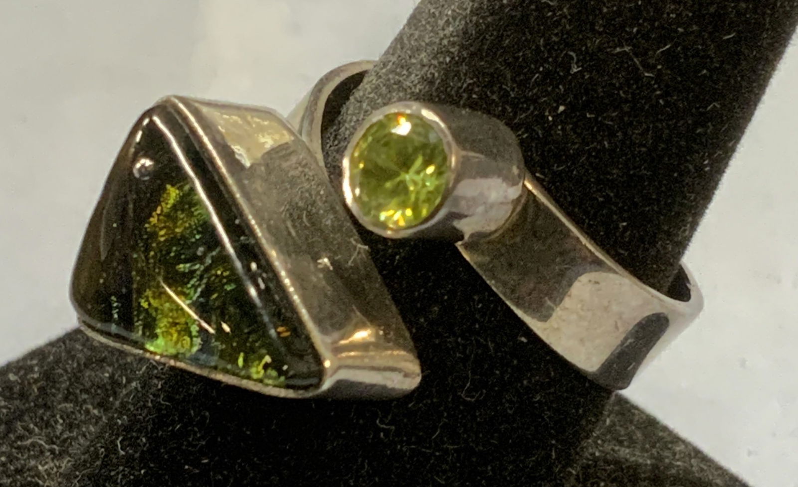Vintage Sterling Silver Green Crystal Ring (1 of 6)
