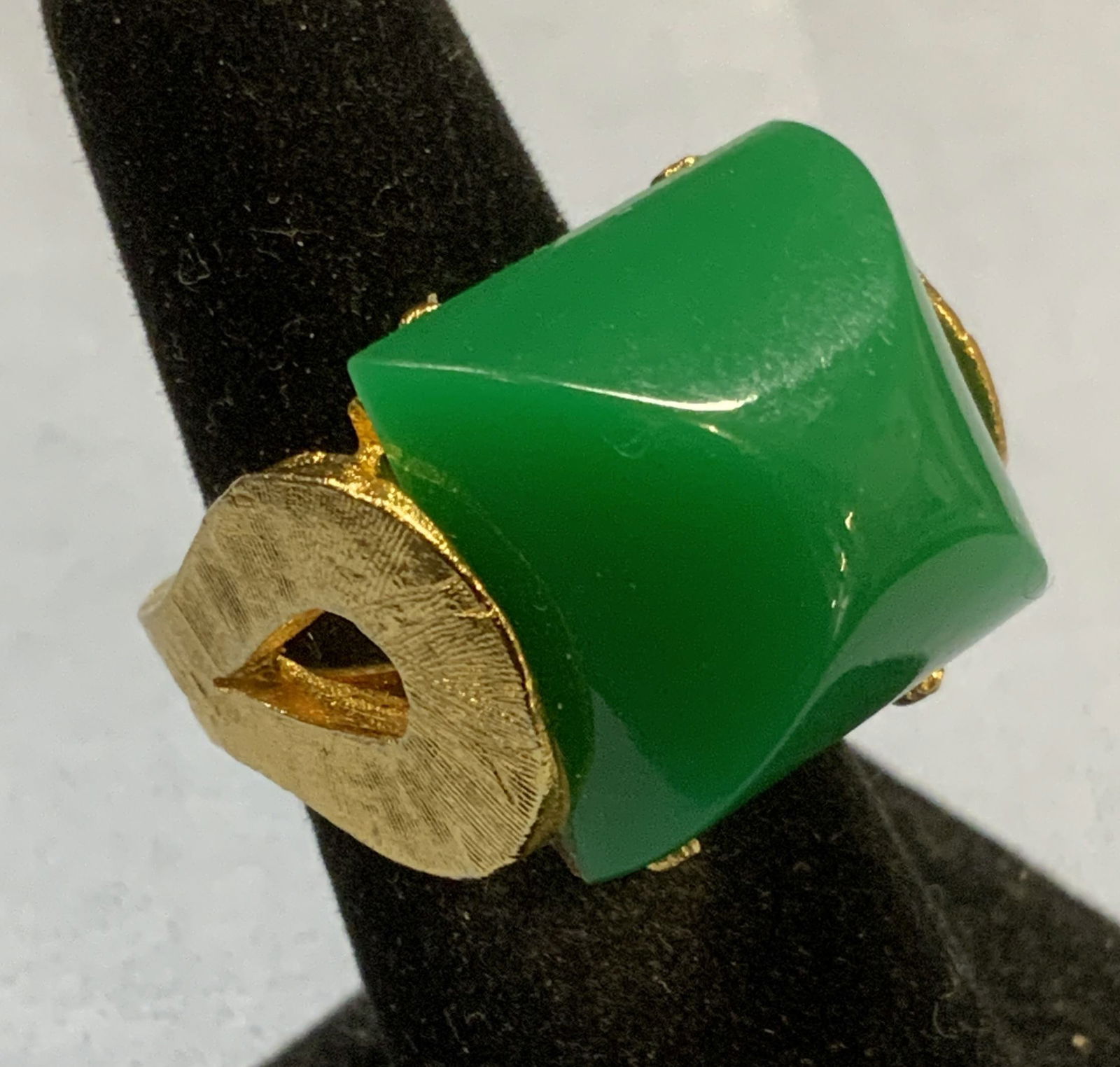 Vintage Gold Tone Green Cabochon Ring (1 of 6)