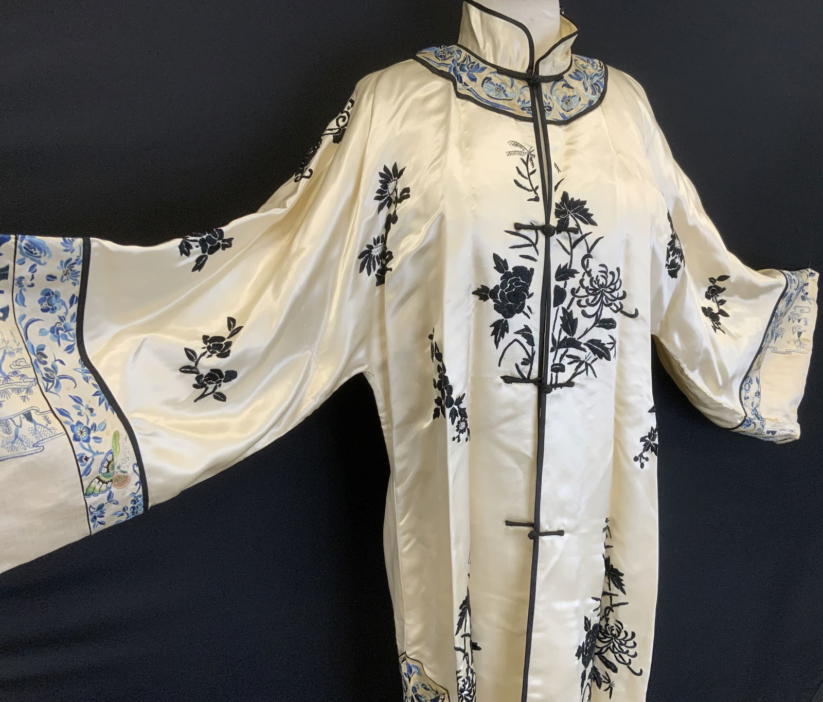 Handmade Silk Embroidered Asian Robe (1 of 15)
