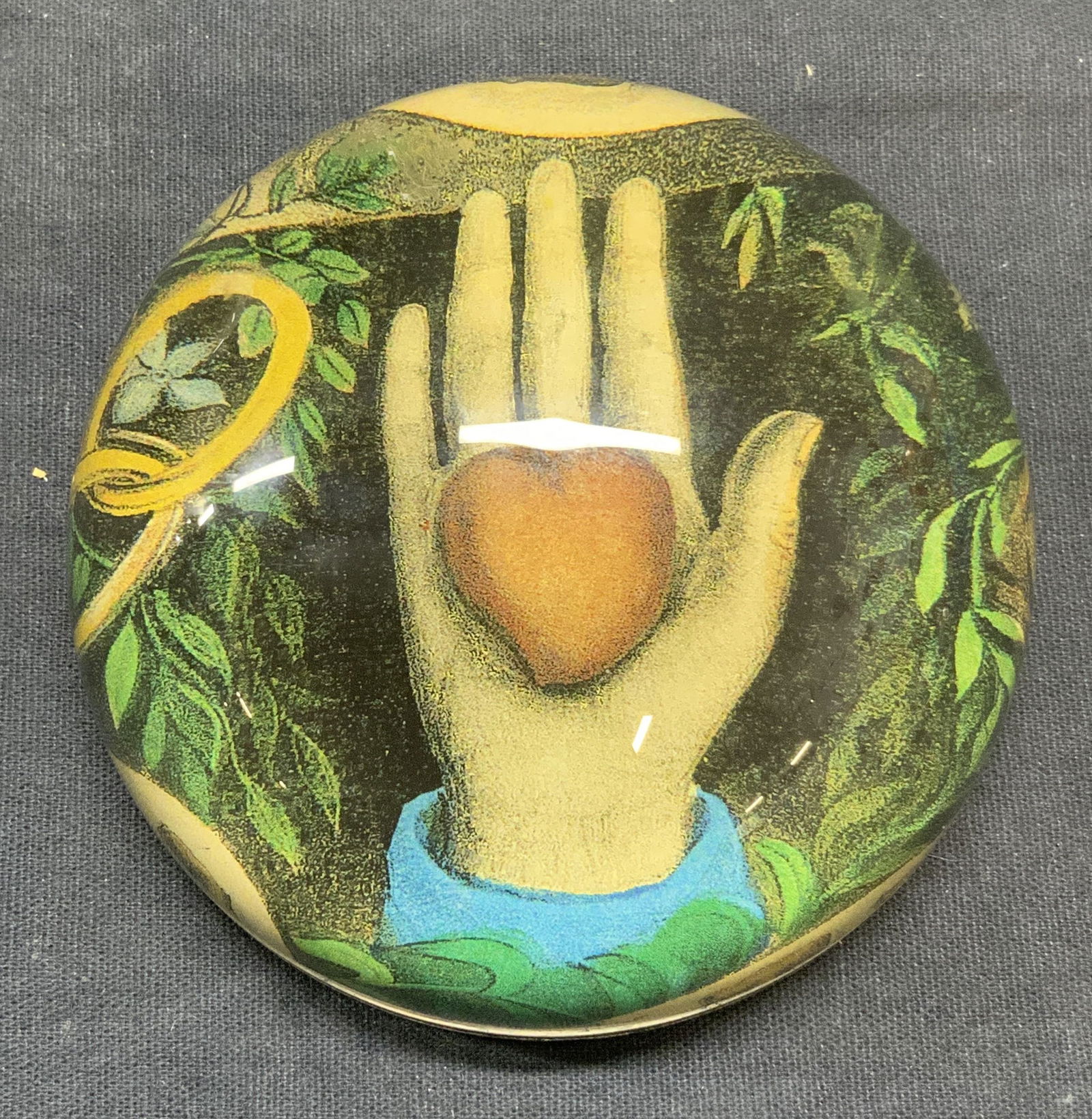 John DERIAN Art Glass Heart Paperweight (1 of 6)