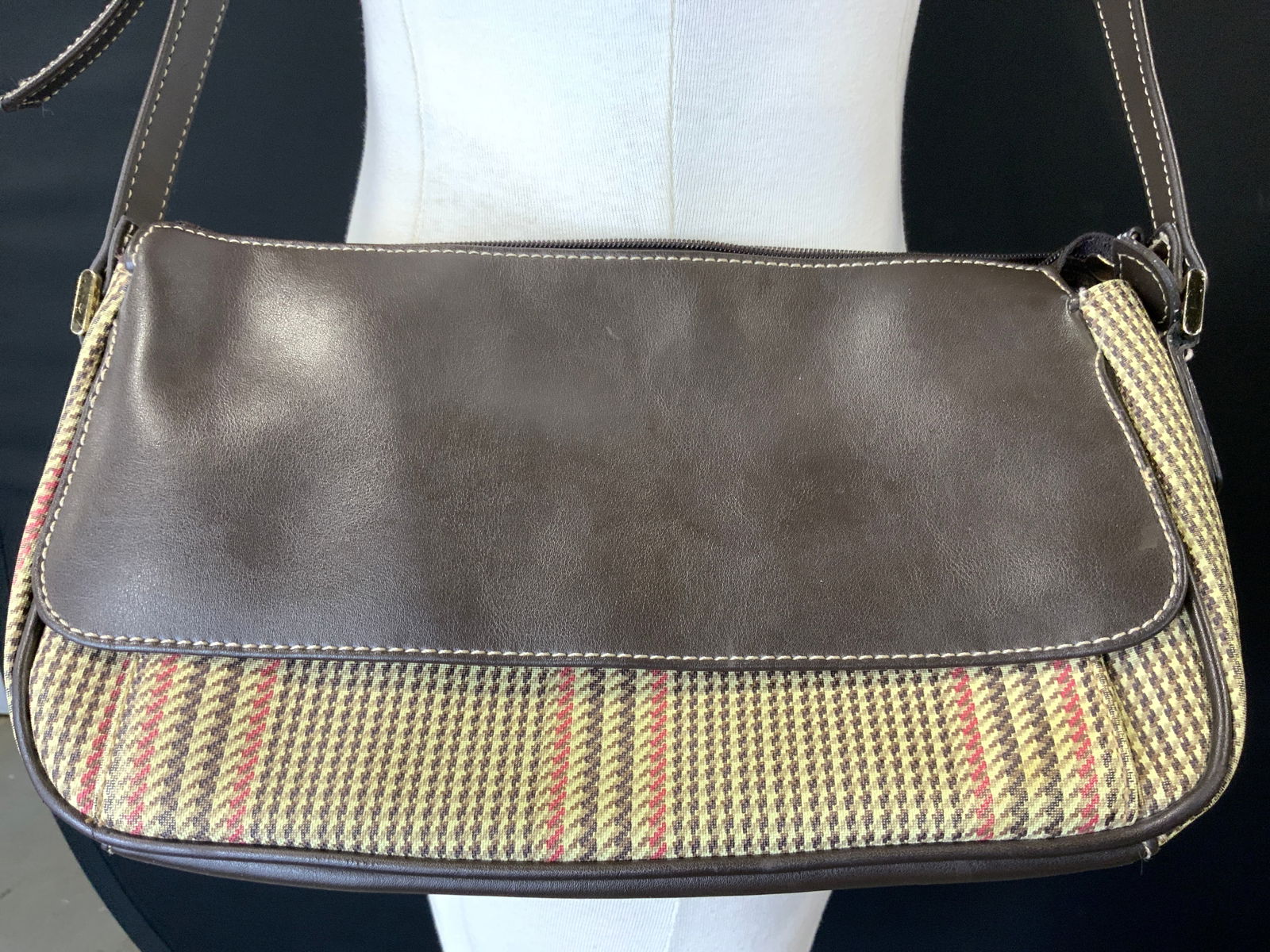 LIZ CLAIBORNE Houndstooth Leather & Polyvinyl Purse (1 of 12)