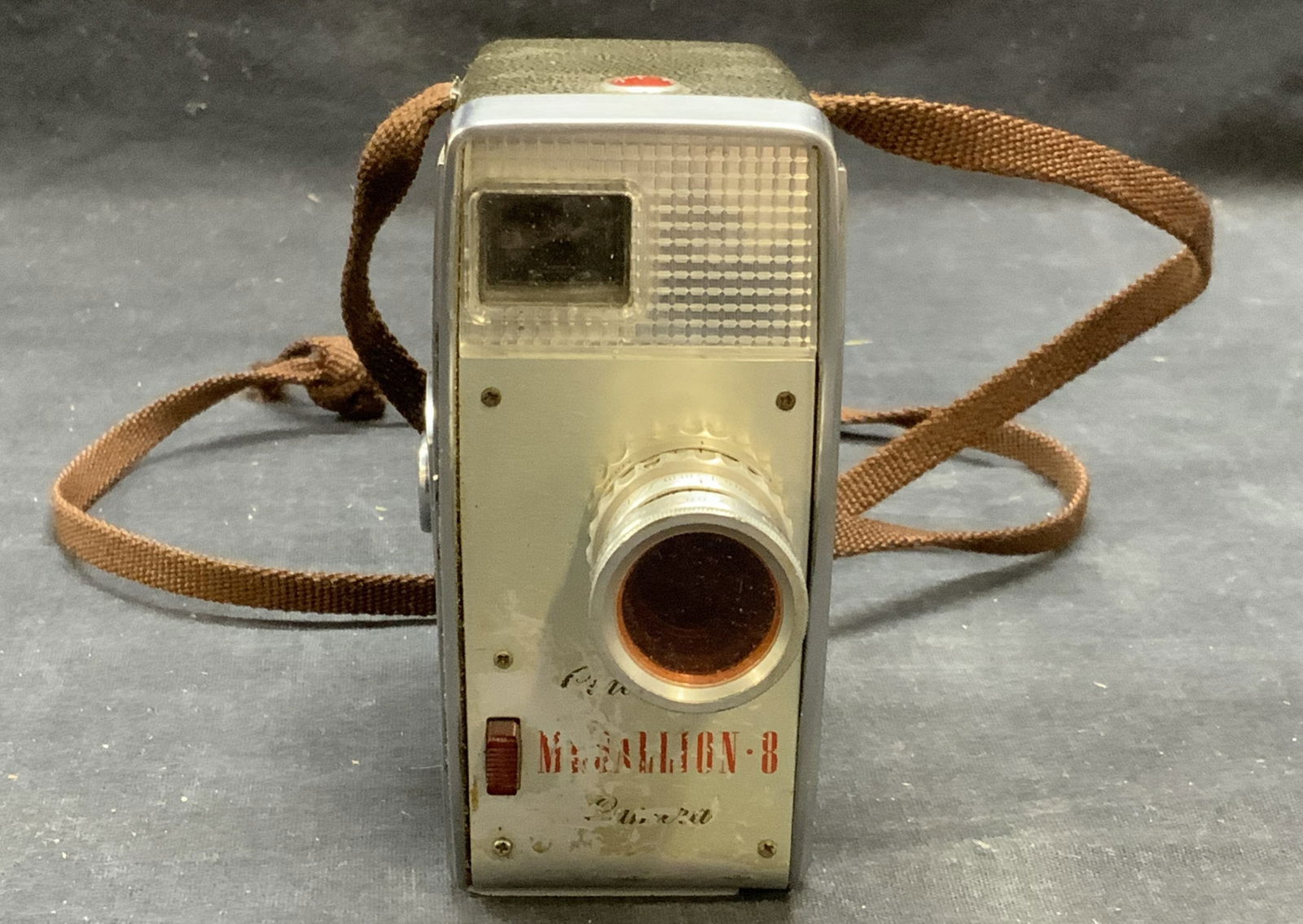 Vintage Cine Kodak Medallion 8 Camera: Vintage Cine Kodak Medallion 8 camera. Plastic and metal. Measures approx. 4.75 x 2 x 4.25 inches. Not tested for function. Surface wear including scratching observed. Cine Kodak, Kodak, vintage Kodak