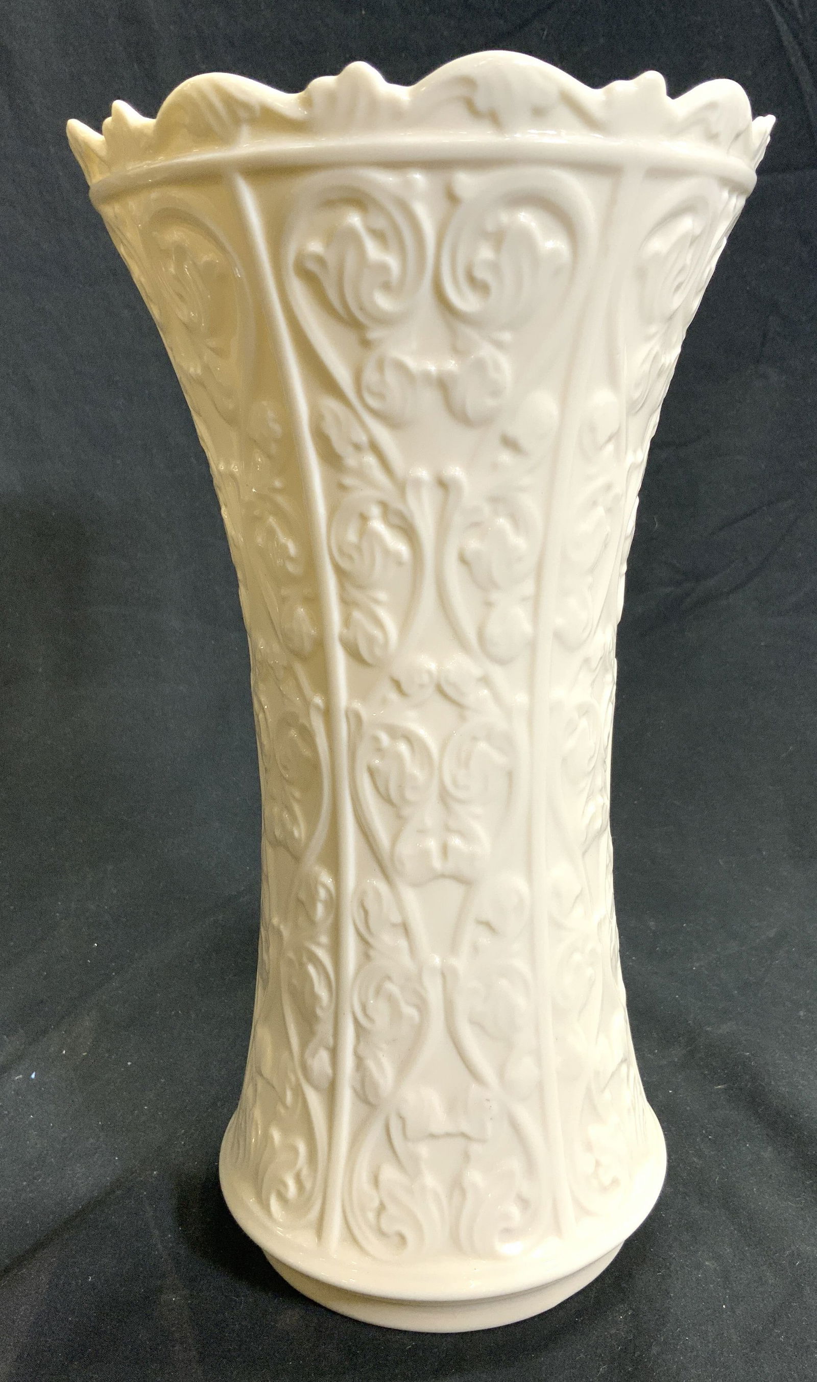 LENOX Porcelain Scalloped Rim Vase USA (1 of 8)