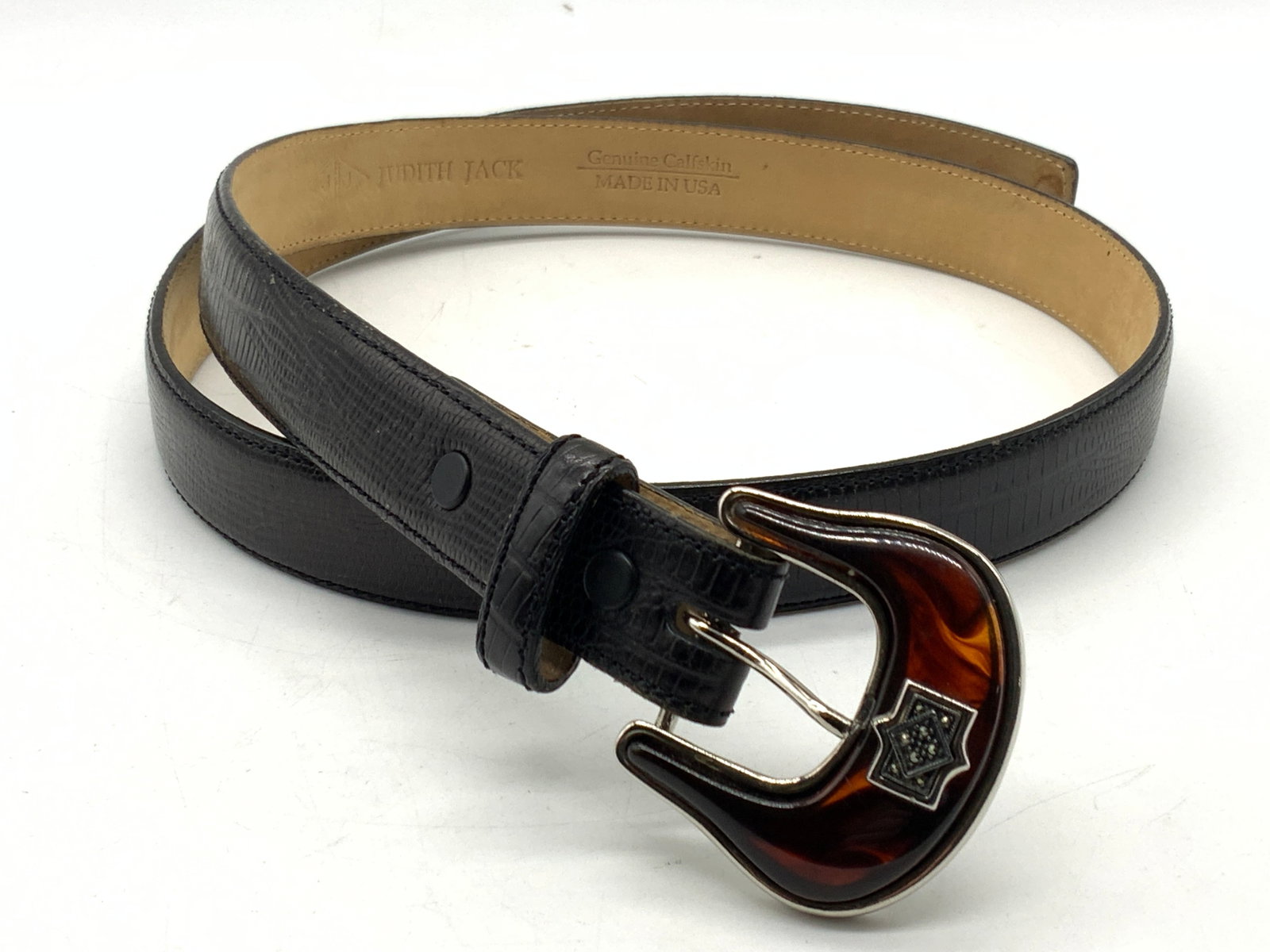 Judith Jack Calfskin Leather Belt: Marked Judith Jack, genuine calf skin. Size 7. With a Silver tied and speckled resin buckle. Exterior of belt has reptile style texture. Approx 38 inches long and 0.75 inches wide. Moderate blemishes 