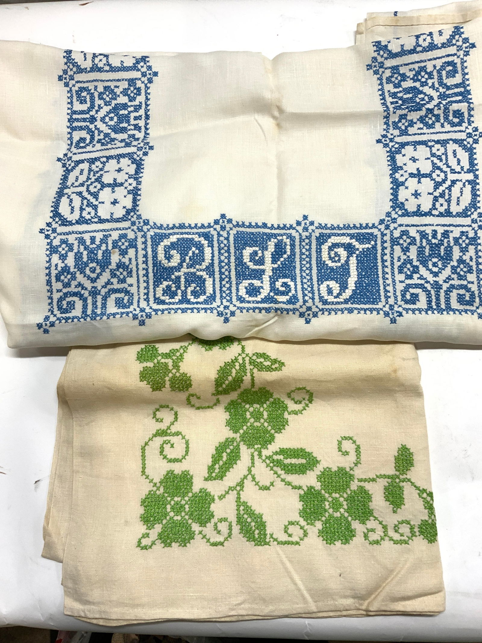 2 Vintage Embroidered Linen Tablecloths (1 of 6)