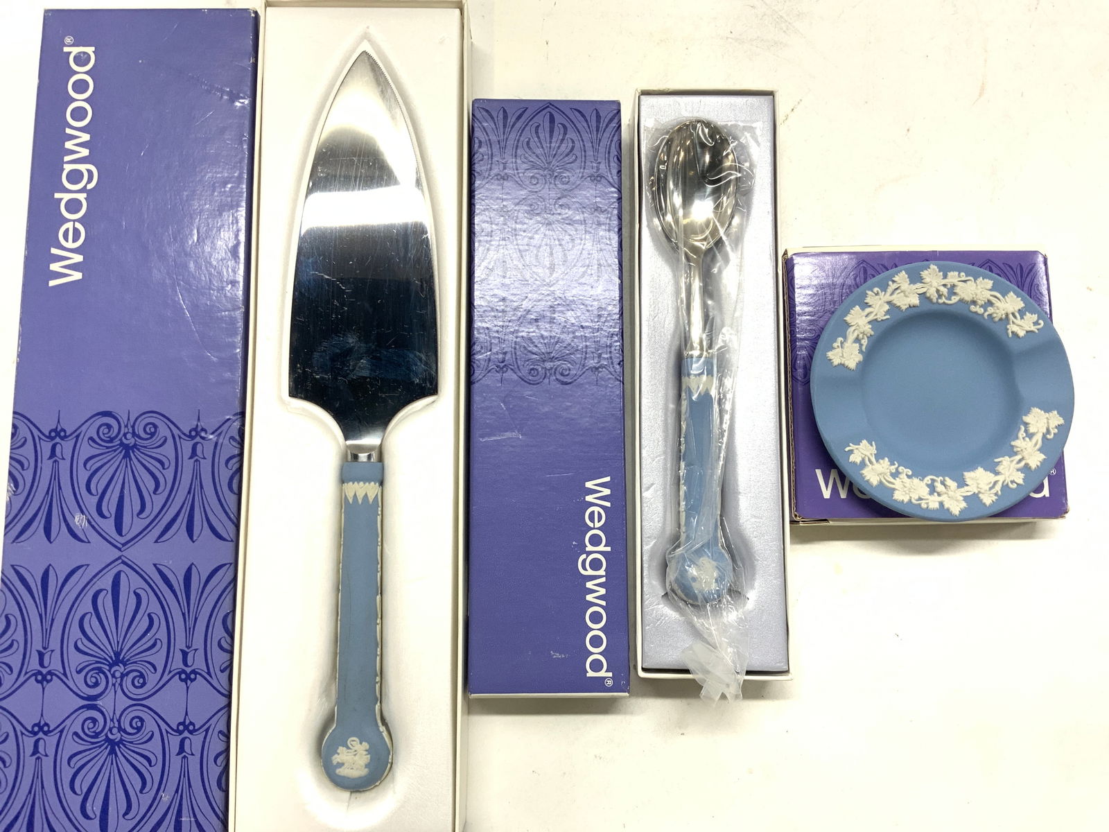 3 Wedgwood Blue Jasperware Utensils+ Ashtray NIB (1 of 8)