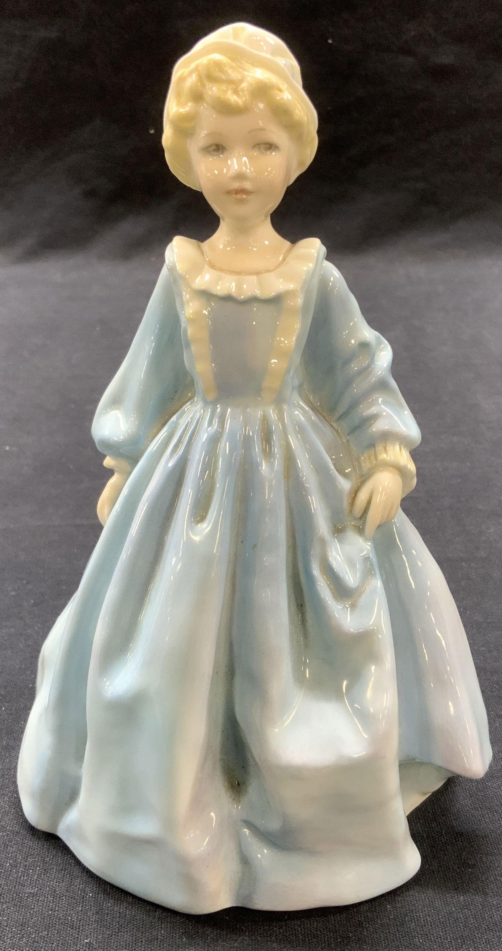 Royal Worcester Grandmothers Dress Porc Figural (1 of 6)