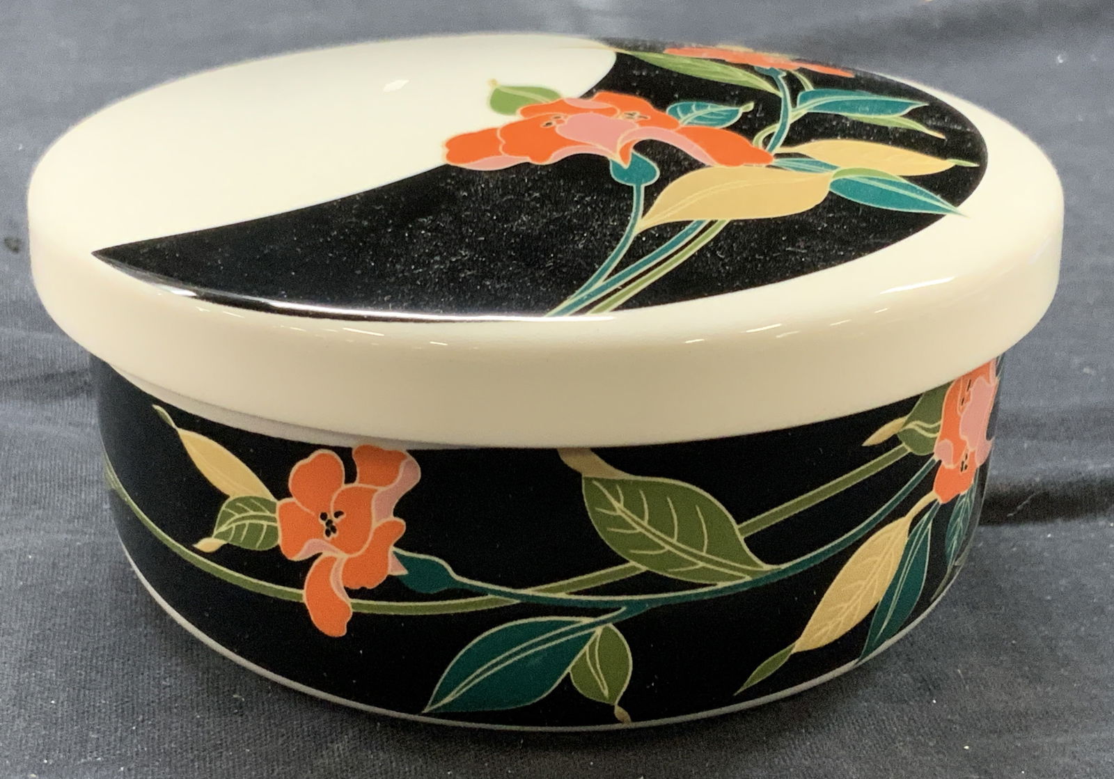 Hankook Ceramic Lidded Trinket Box (1 of 7)