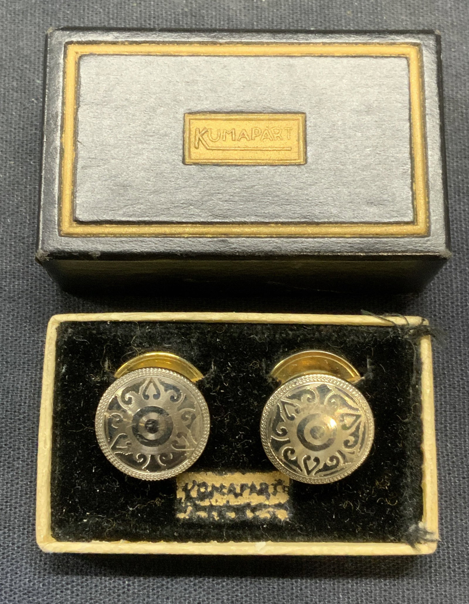 Antique B & W Co Gold Filled Cufflinks: Antique 1923 B & W Co Kum A Part 14k gold filled cufflinks with etched detail. Measure approx. 5/8 inches diameter. Signed to underside. Includes original box. Some surface wear including scratching o