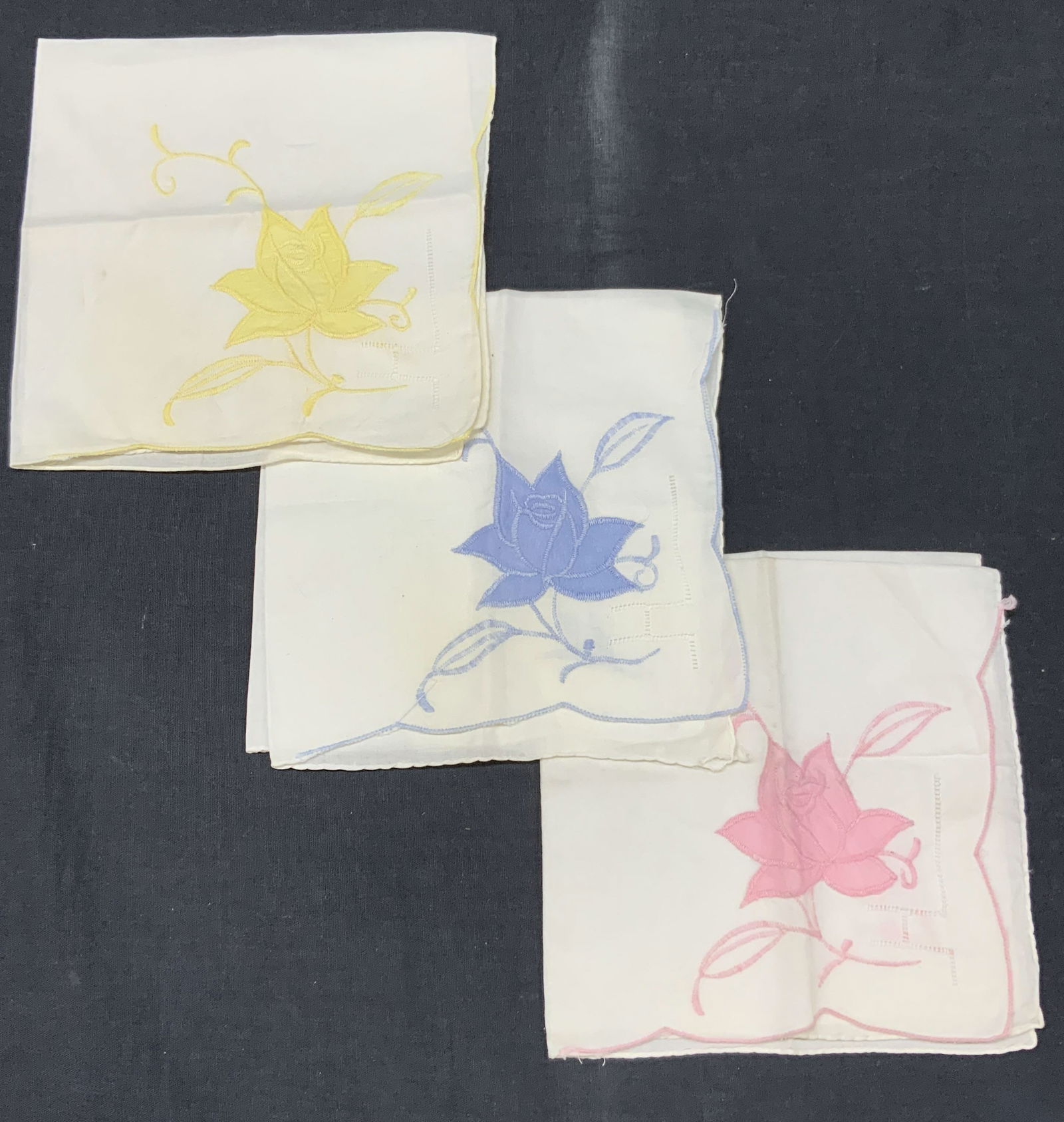 Set 3 Vtg Rose Embroidered Table Linens (1 of 8)