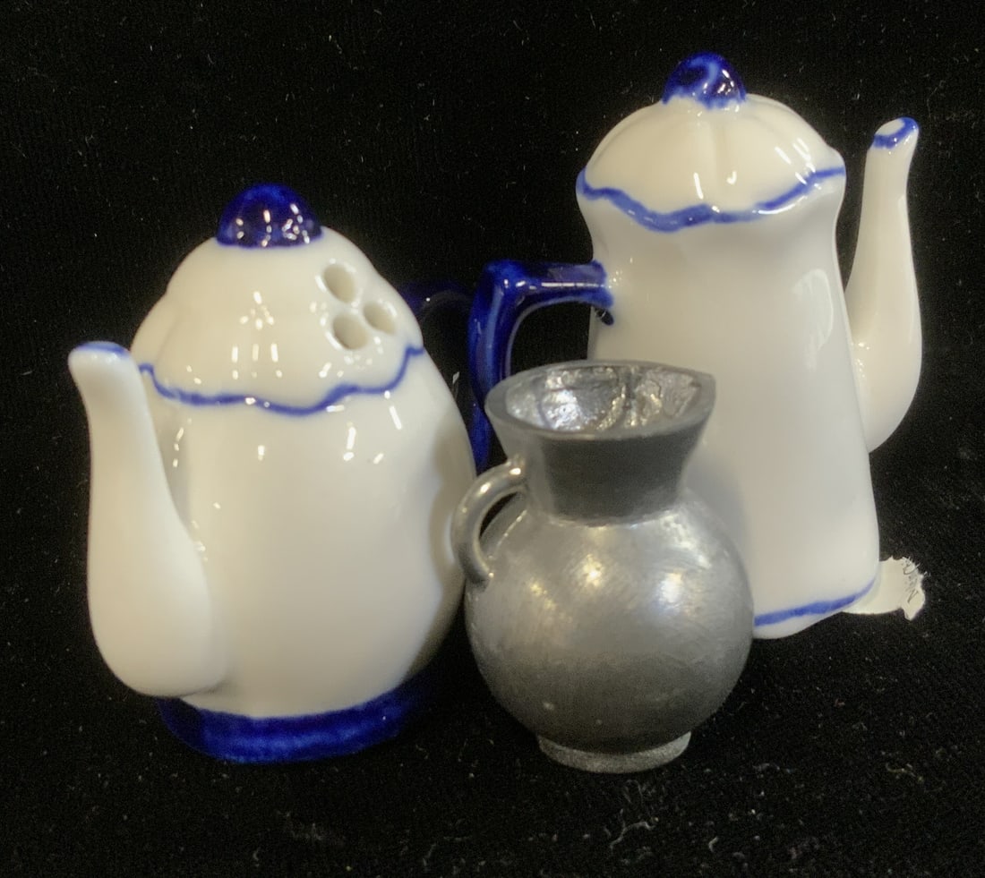 Porcelain Salt & Pepper Shakers, Coffee/Tea Pot 3 (1 of 6)