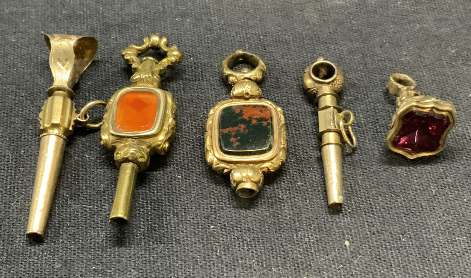 Group 5 Vintage Watch Keys, Pendants (1 of 7)