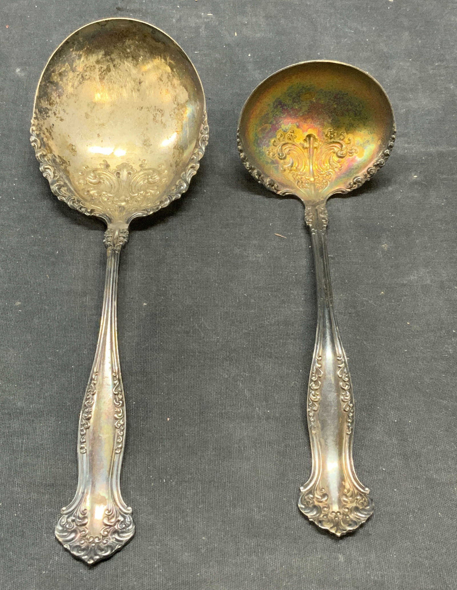2 Vintage Rogers Bros Silver Plate Spoons: Lot of 2 vintage Rogers Bros silver plated spoon and ladle. Embossed scroll patterns. Trademarked to undersides. Larger piece measures approx. 8.75 inches long. Both pieces have surface wear including