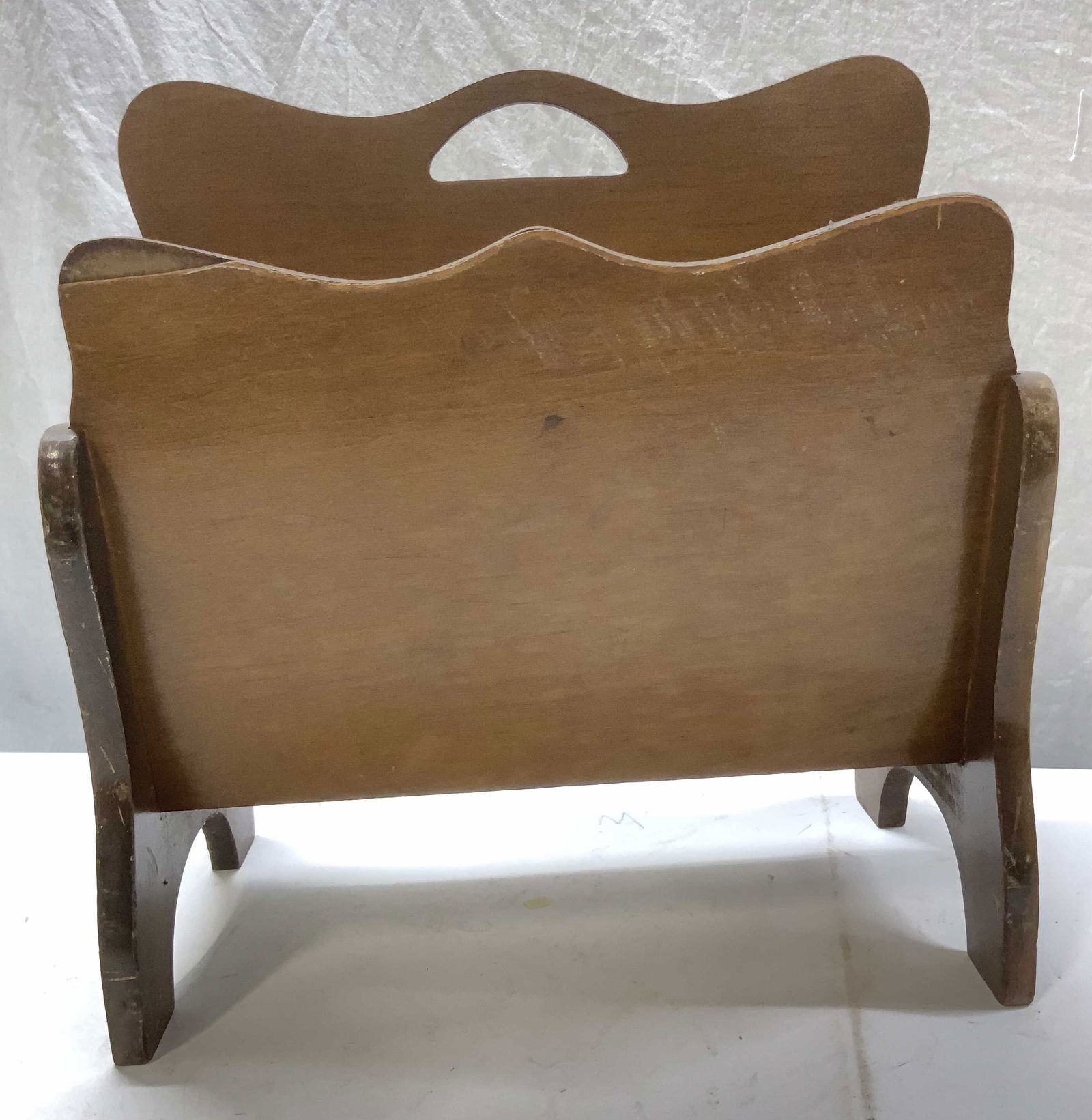 Mid Century Wood Magazine Holder: Vintage wood magazine Holder/ Book rack. Wear to piece, including chipped corner facade. Measures 15.5 in. Long x 9.25 in. Wide x 16 in. Ht., handle on center divider. Mid century wood magazine holder