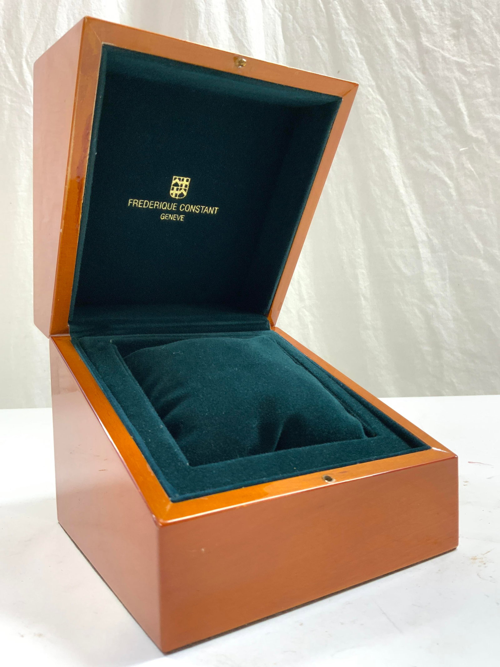 FREDERIQUE CONSTANT GENEVE Lidded Wood Watch Box (1 of 7)