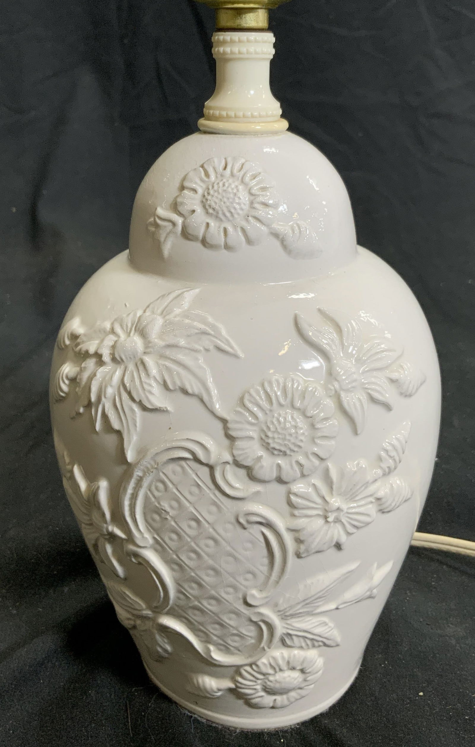 Vintage Porcelain Table Lamp White (1 of 6)