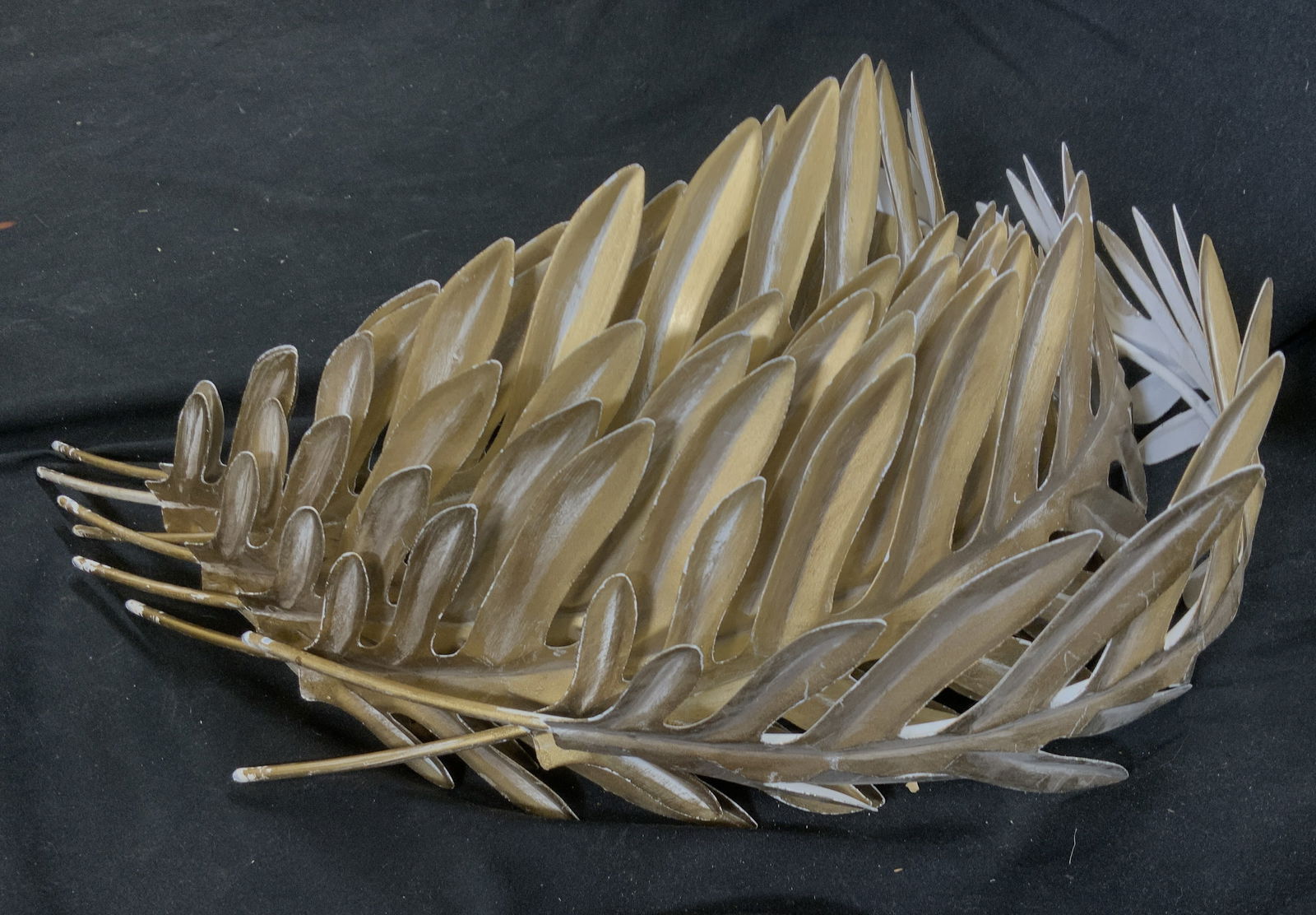 Set 8 Gold Tone Toleware Curved Leaf Ornaments (1 of 6)