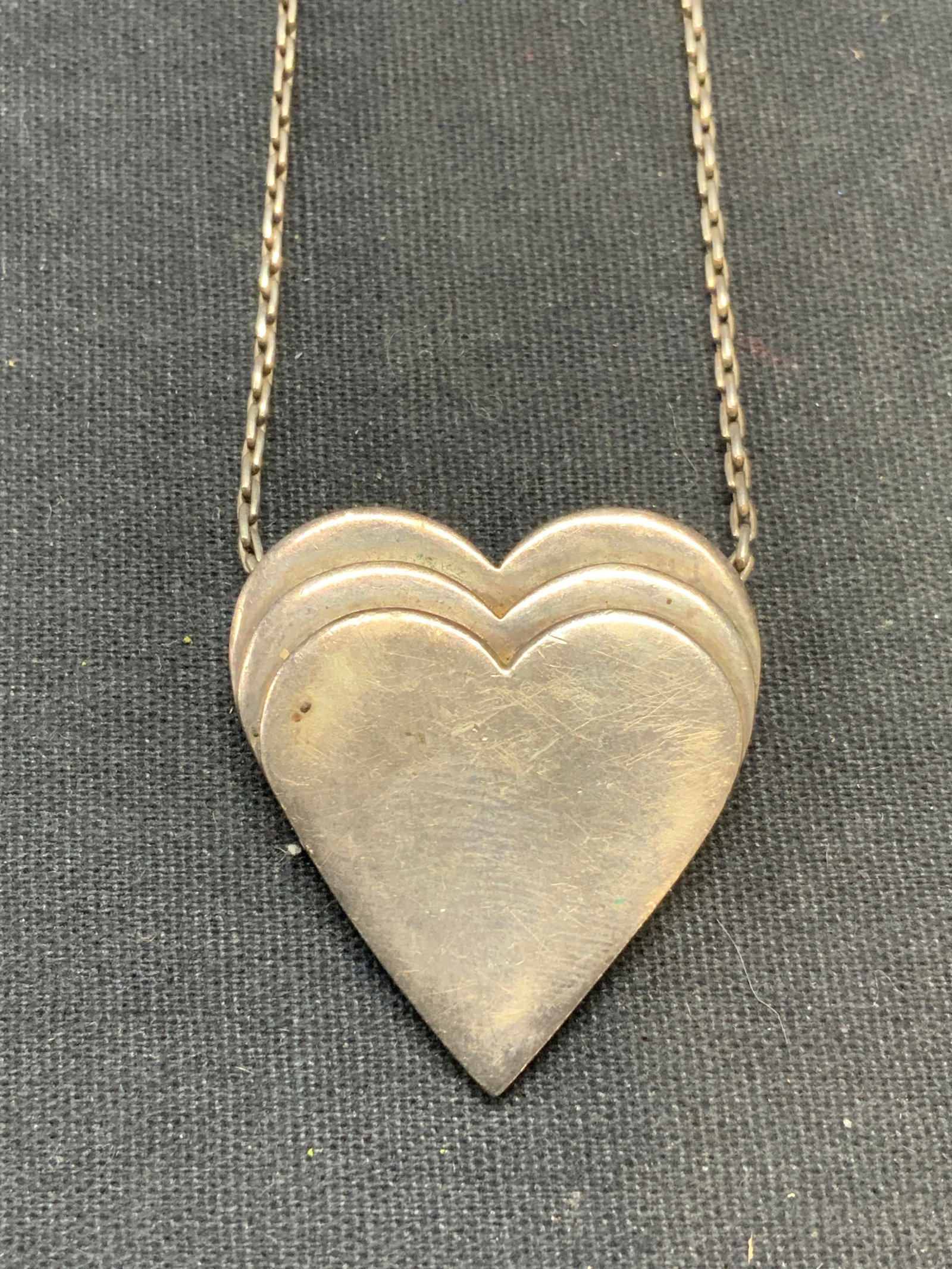Vintage Robin Kahn Sterling Silver Heart Necklace: Vintage Robin Kahn sterling silver overlapping heart motif pendant necklace. Signed on pendant. Marked sterling. Drop length approx. 8.5 inches. Pendant measures approx. 1.25 x 1 inches. Total weight 